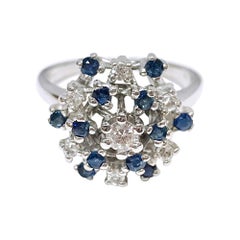 Anello in oro bianco con diamante e zaffiro blu