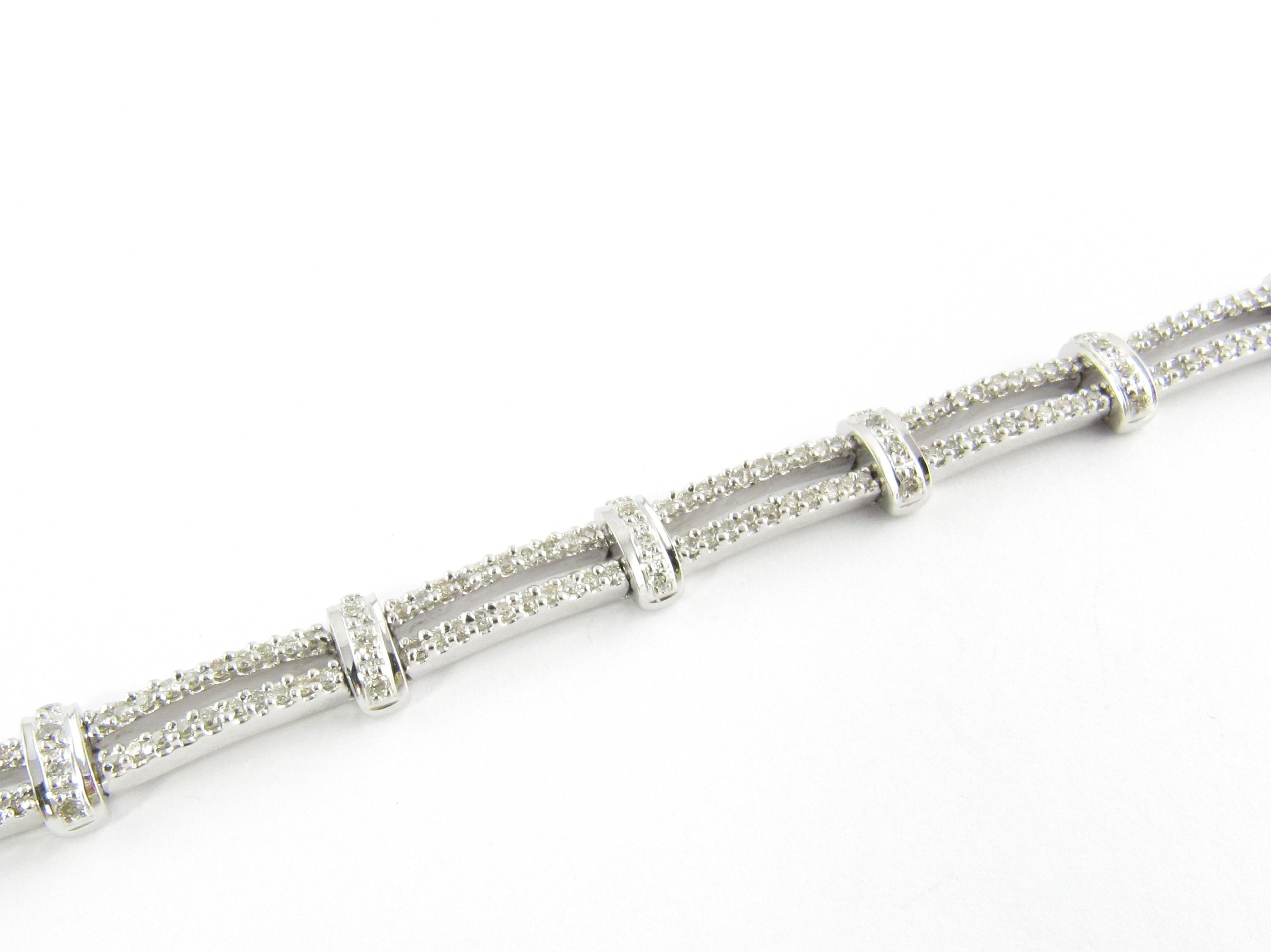 Pulsera vintage de diamantes de oro blanco de 14 quilates

Este impresionante brazalete incluye 284 diamantes redondos de talla brillante engastados en oro blanco de 14 quilates con un precioso detalle. Anchura: 6 mm. Cierre de seguridad.

Peso