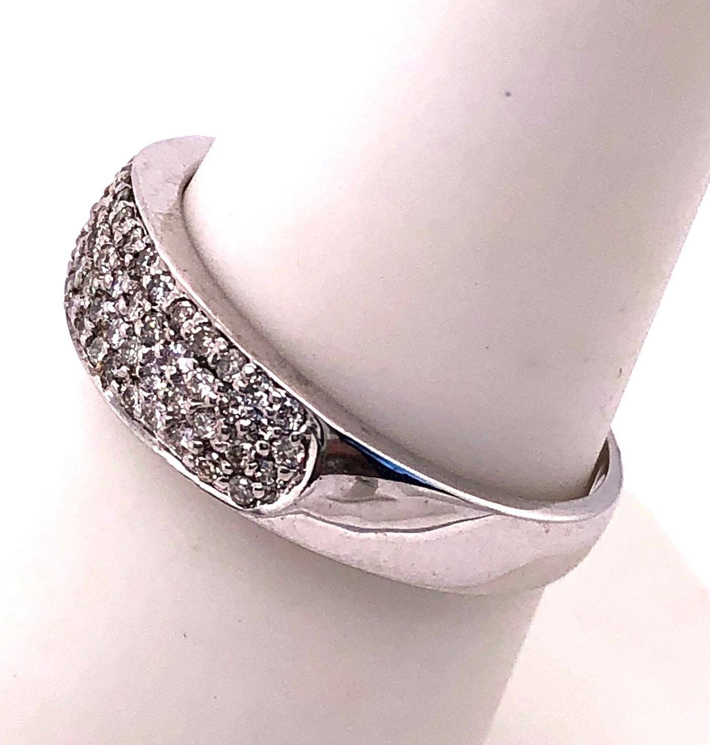 14 Karat White Gold Bridal Ring with Round Diamonds 1.00 Total Diamond Weight.
Taille 7.5
3,03 grammes de poids total.