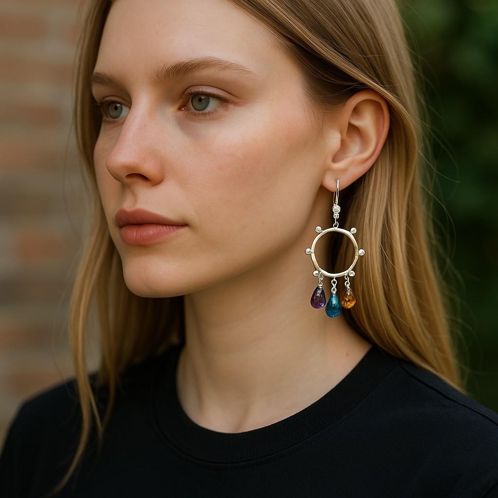 Elevate your elegance with these stunning 14 Karat White Gold Diamond Circle Earrings. Expertly crafted, these earrings offer a perfect blend of sophistication and vibrant color, making them an exquisite addition to any jewelry collection.
Design