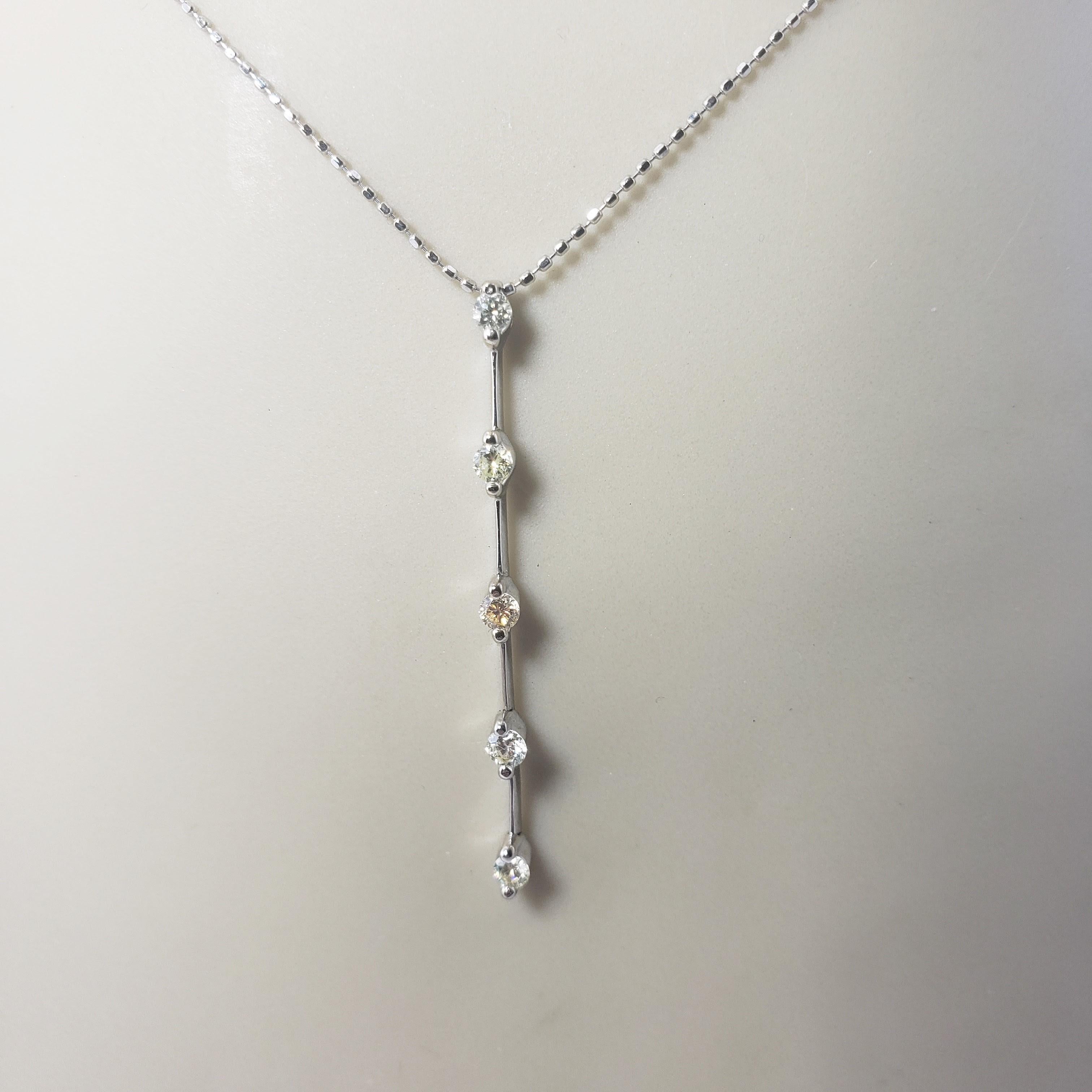 14 Karat White Gold Diamond Circle Pendant Necklace In Good Condition For Sale In Washington Depot, CT