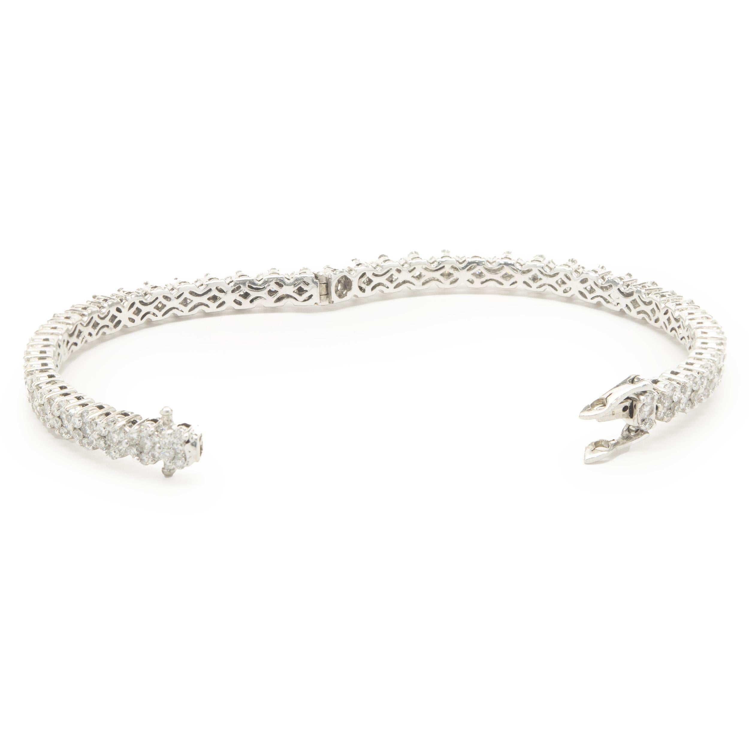 14 Karat Weißgold Diamant-Cluster-Armreif (Rundschliff) im Angebot