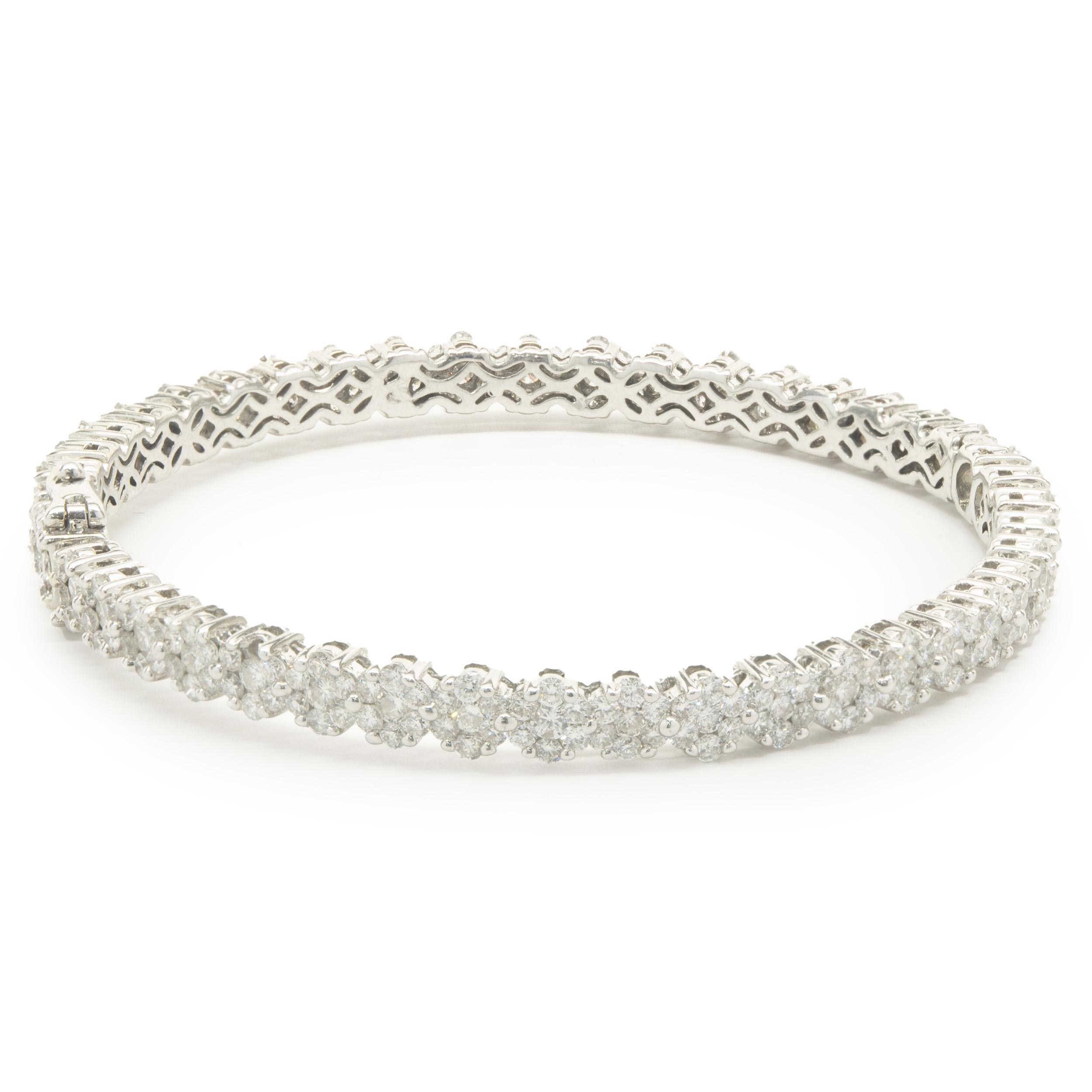 14 Karat Weißgold Diamant-Cluster-Armreif im Zustand „Hervorragend“ im Angebot in Scottsdale, AZ