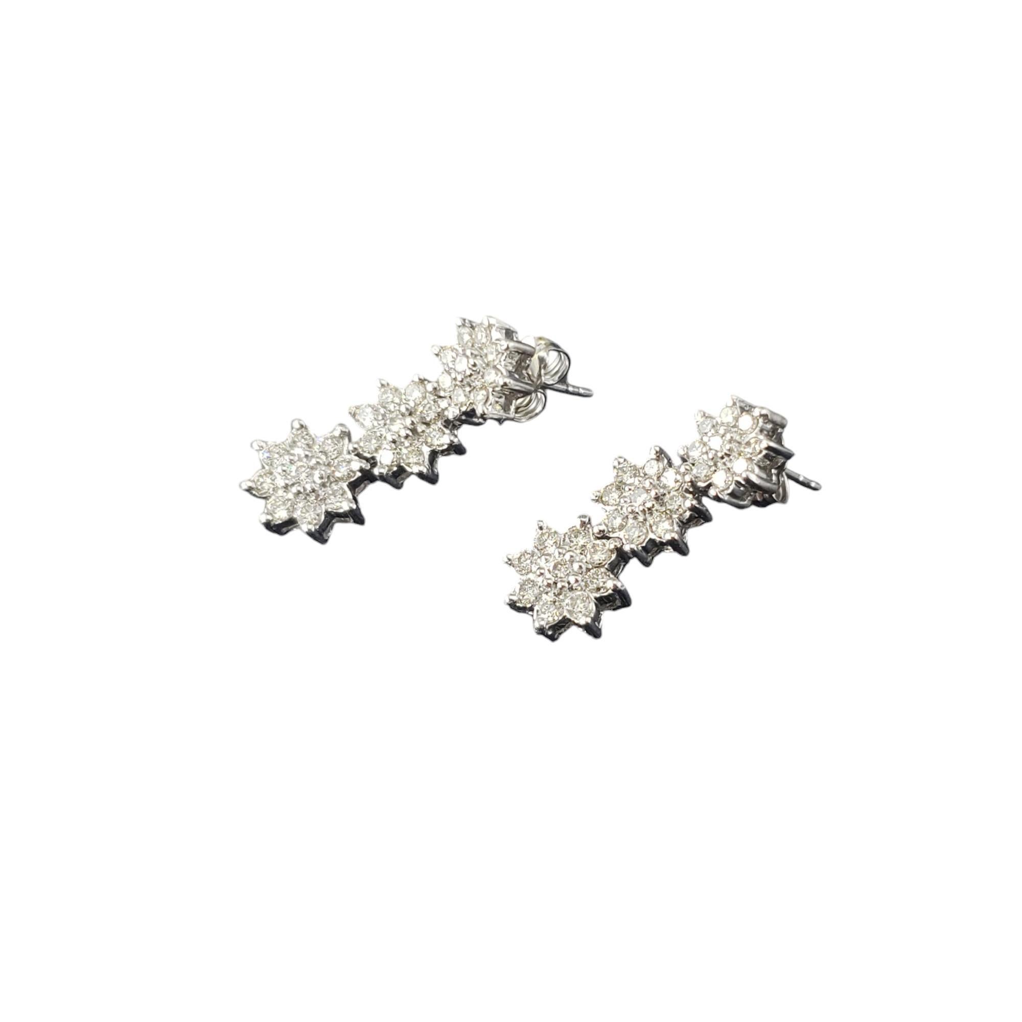 Orecchini a goccia a grappolo di diamanti in oro bianco 14 carati-

Questi scintillanti orecchini a goccia presentano ciascuno 27 diamanti rotondi taglio brillante incastonati nel classico oro bianco 14K.  Chiusure push back.

Peso totale