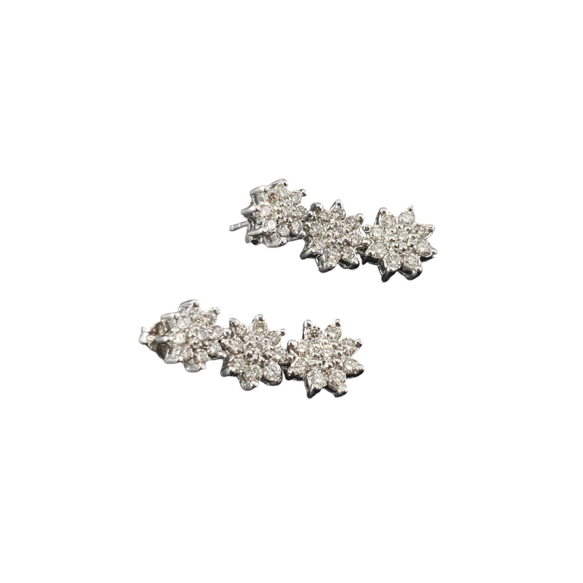 Taglio brillante Orecchini a goccia con fiori a grappolo in oro bianco 14 carati #18267 in vendita
