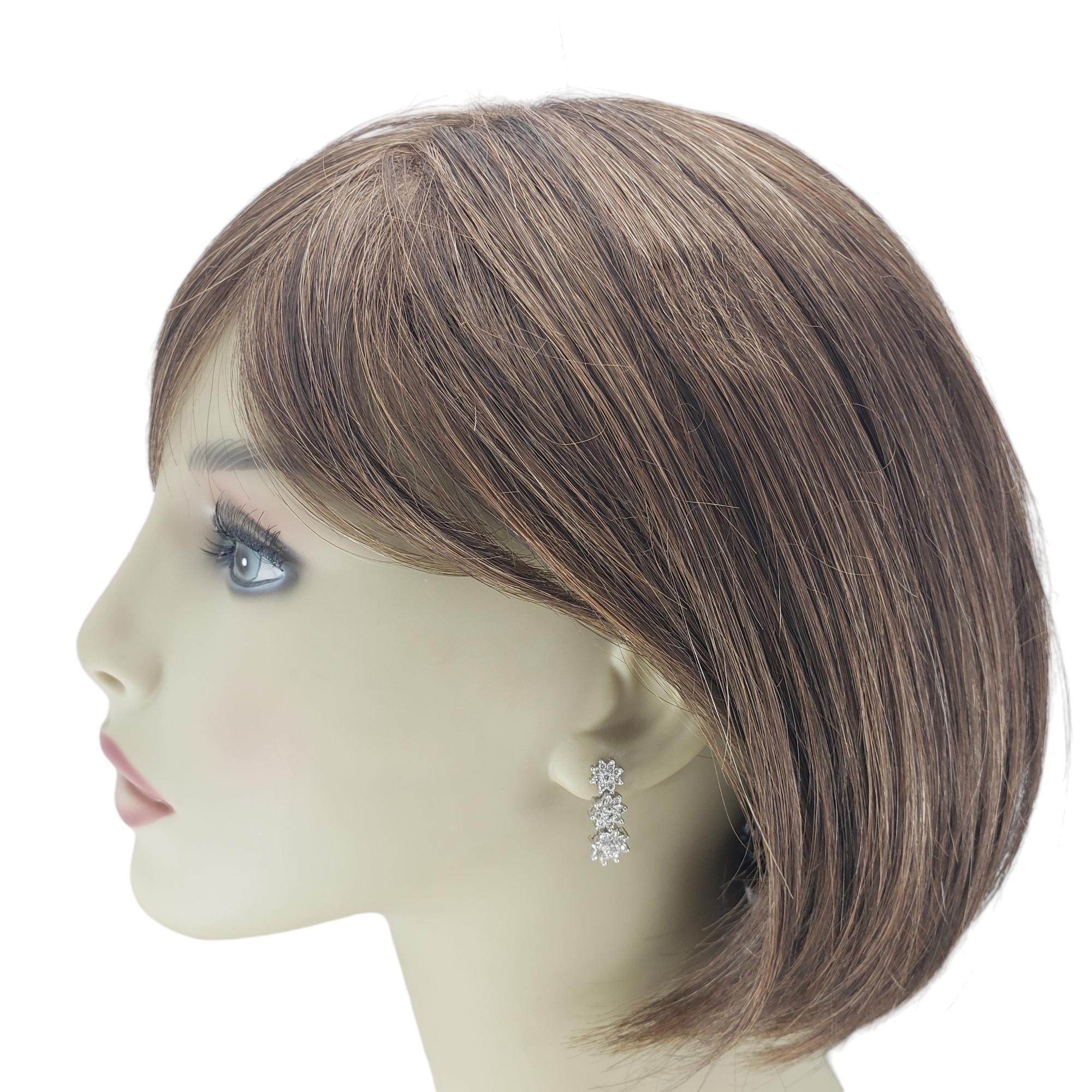 Orecchini a goccia con fiori a grappolo in oro bianco 14 carati #18267 in vendita 1