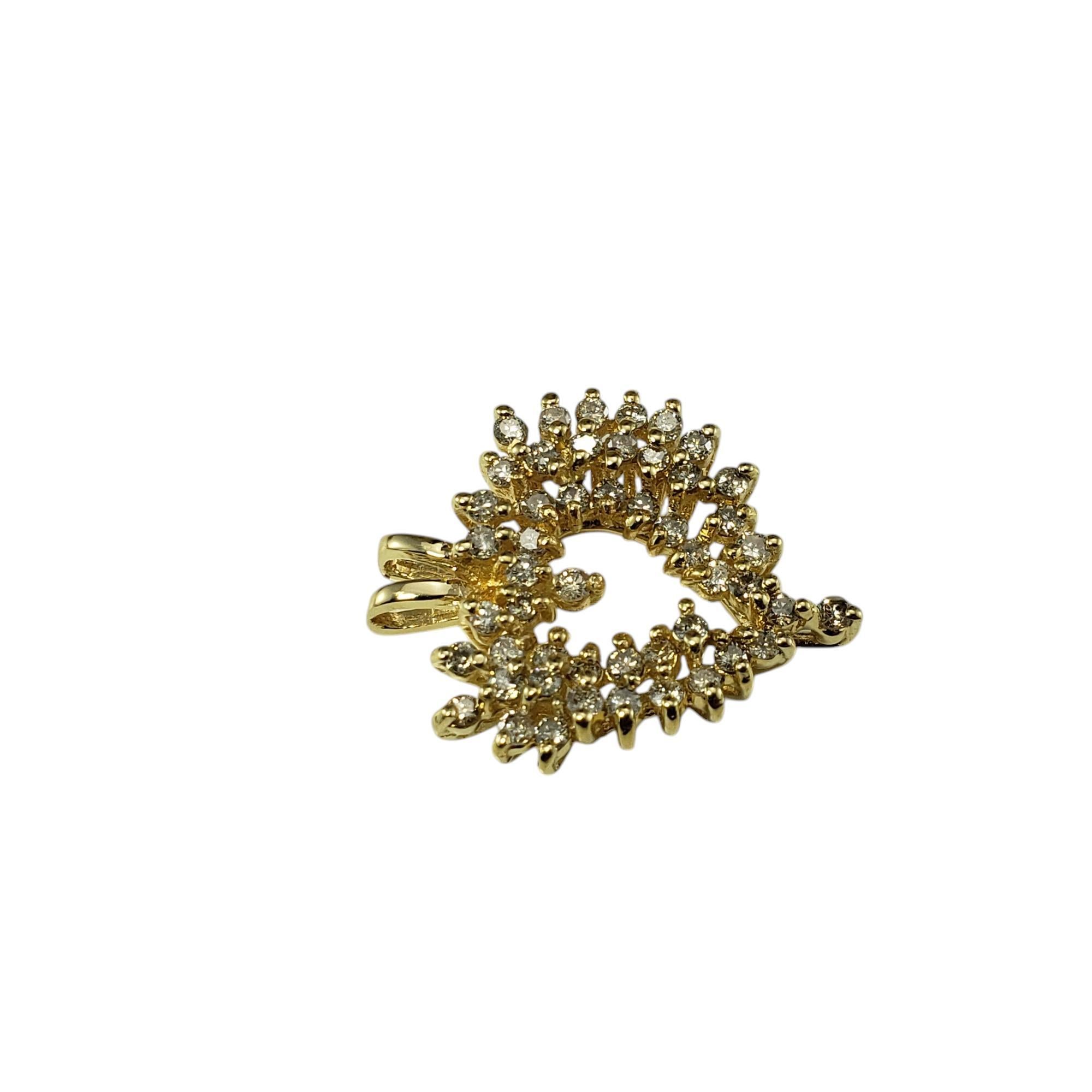 Pendentif en or jaune 14 carats en forme de cœur ouvert et serti de diamants

Ce pendentif en forme de cœur étincelant est orné de 50 diamants ronds de taille brillante sertis dans de l'or jaune 14K.

Poids total approximatif des diamants : 0,50 -