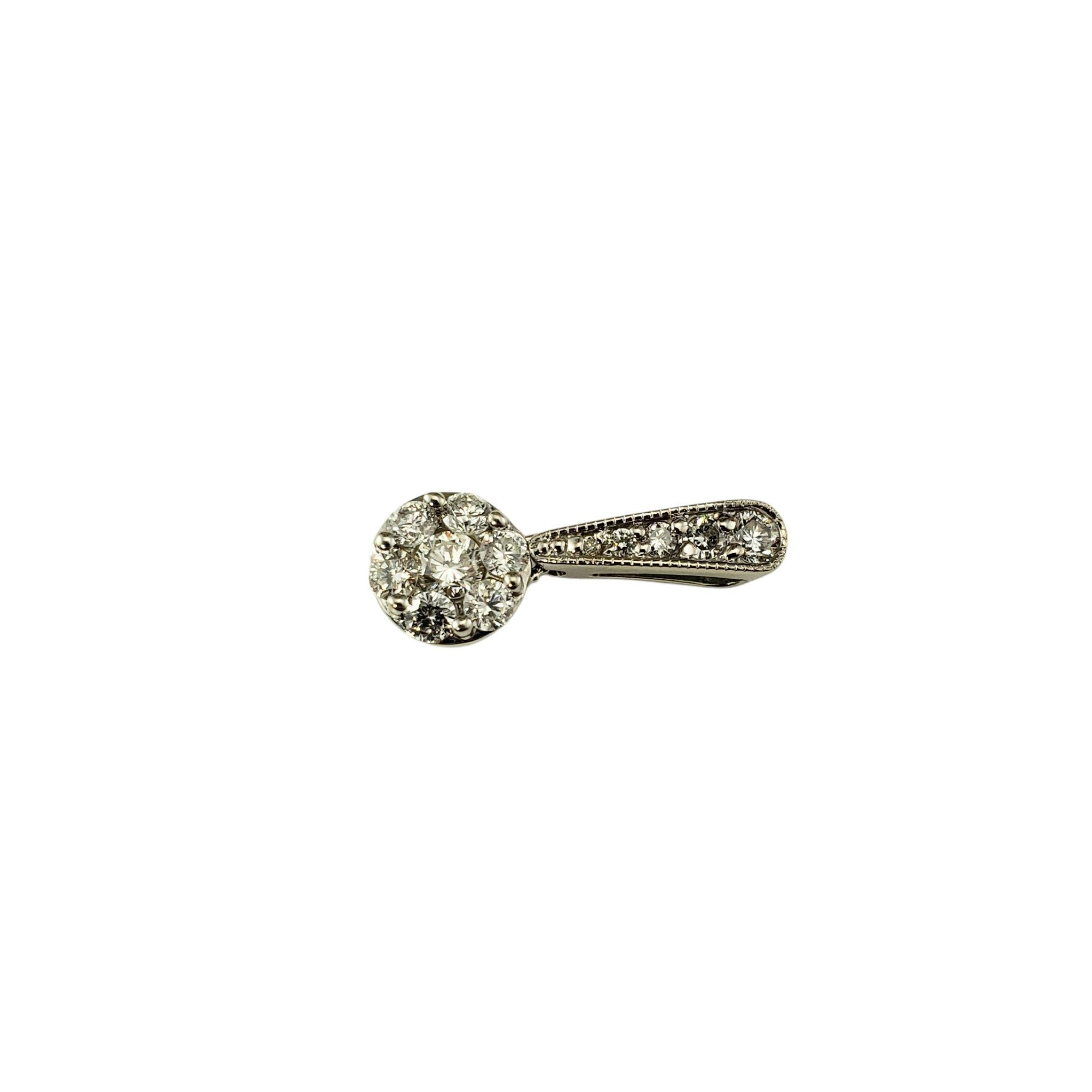 14 Karat Weißgold Diamant-Cluster-Anhänger

Dieser elegante Diamantanhänger fängt das Licht aus jedem Blickwinkel ein. Dieses aus 14 Karat Weißgold gefertigte Schmuckstück ist mit 12 runden Diamanten im Brillantschliff besetzt, die sowohl klassisch