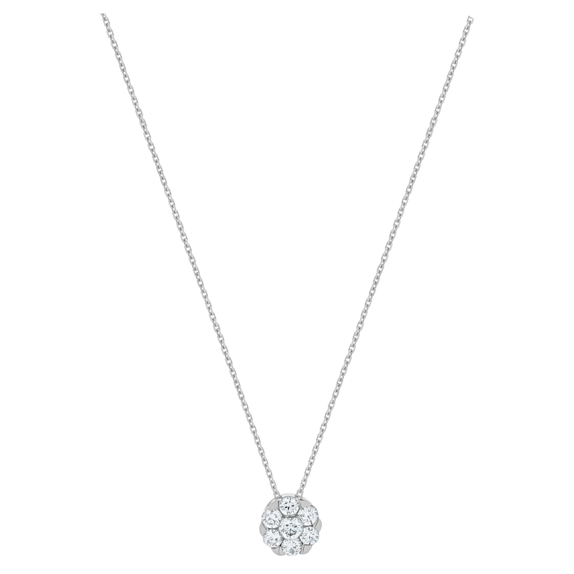Collier en or blanc 14 carats avec pendentif en forme de grappe de diamants en vente