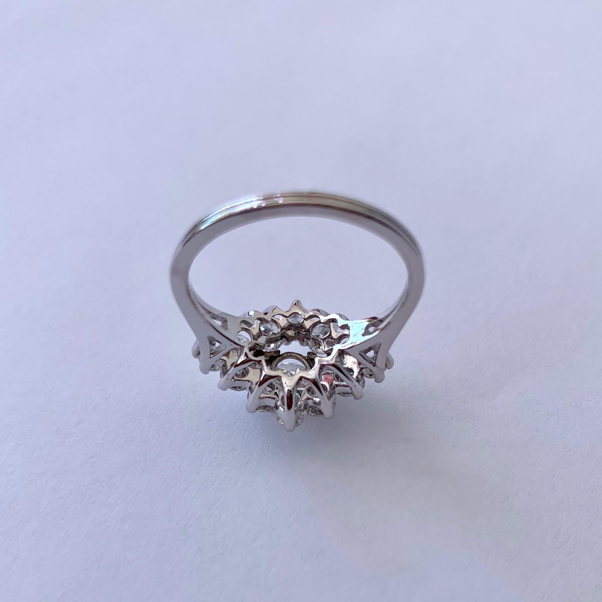 Vintage 14 Karat White Gold Diamond Cocktail Ring 1970s In Good Condition For Sale In Los Angeles, CA