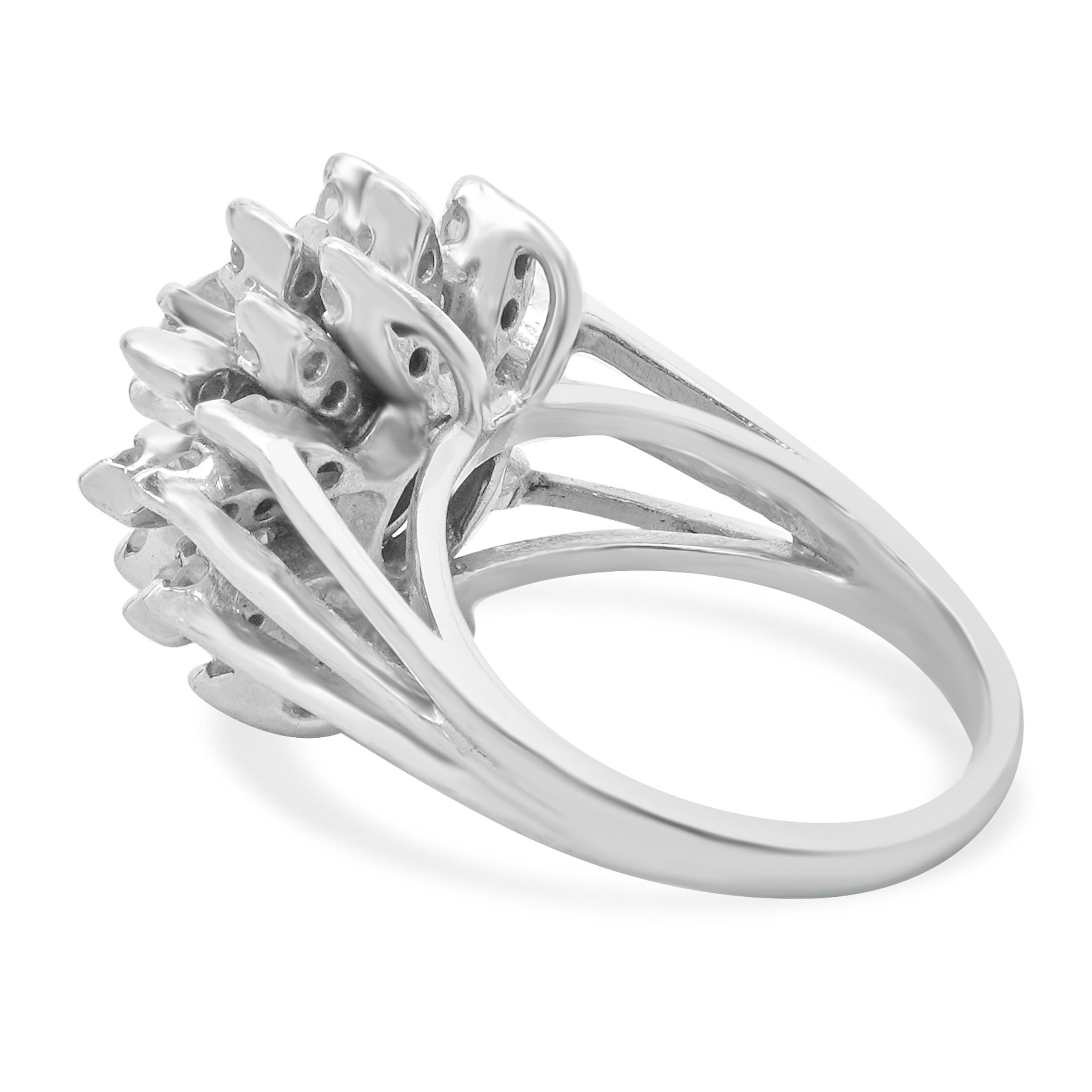 Taglio rotondo Anello cocktail con diamante in oro bianco 14 carati in vendita