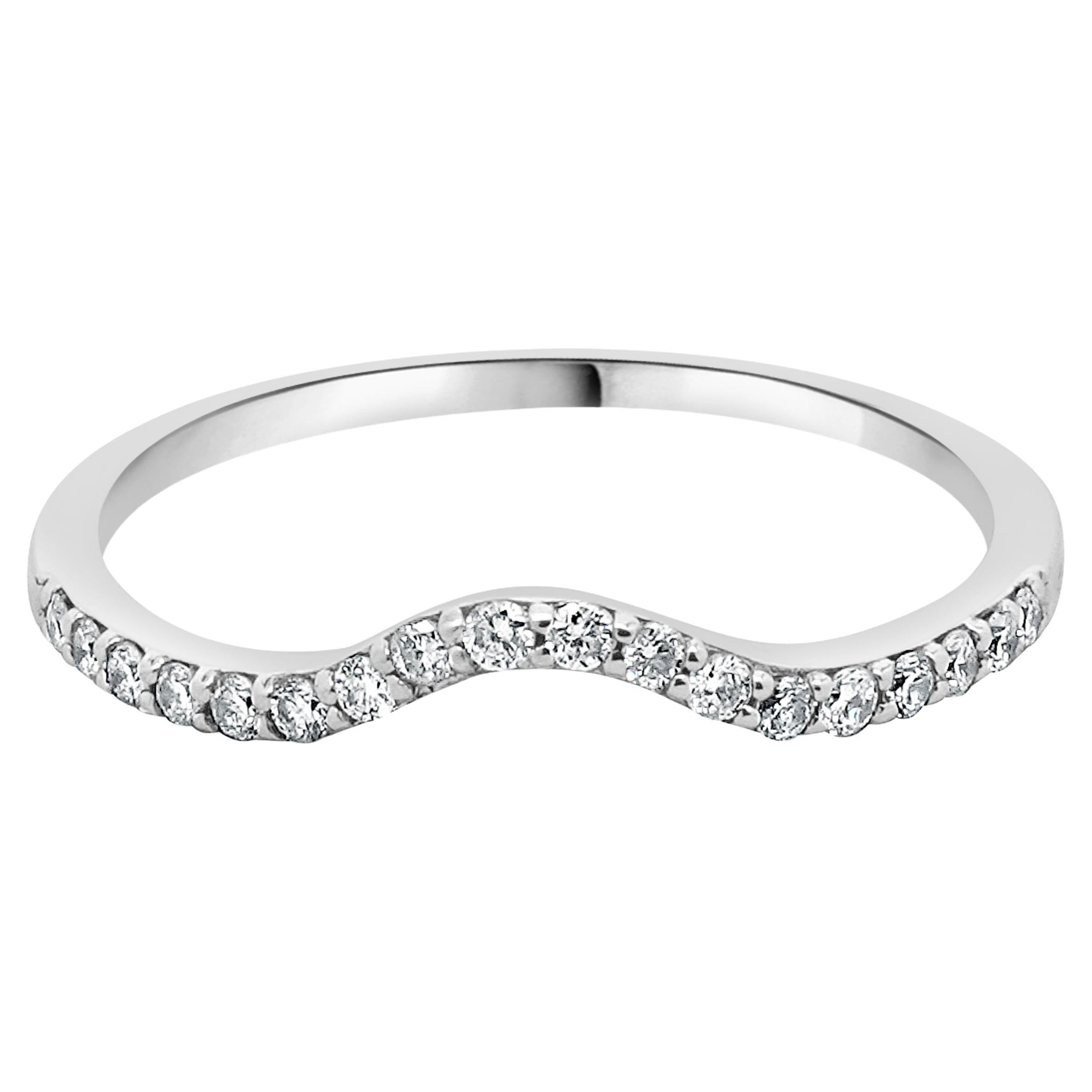 Anillo contorneado de diamantes en oro blanco de 14 quilates