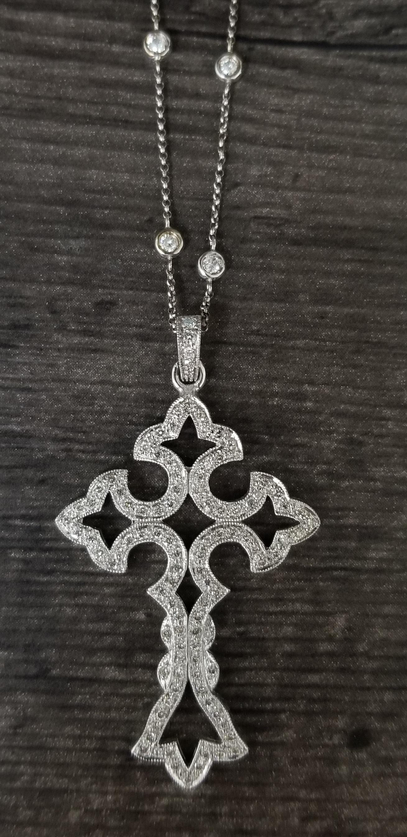 Croce di diamanti in oro bianco 14k, contenente 119 diamanti rotondi a taglio pieno di qualità molto pregiata per un peso di 1,90ct.s, pavoneggiati in un bellissimo look con una collana di diamanti da 18 pollici con castone che può essere indossata