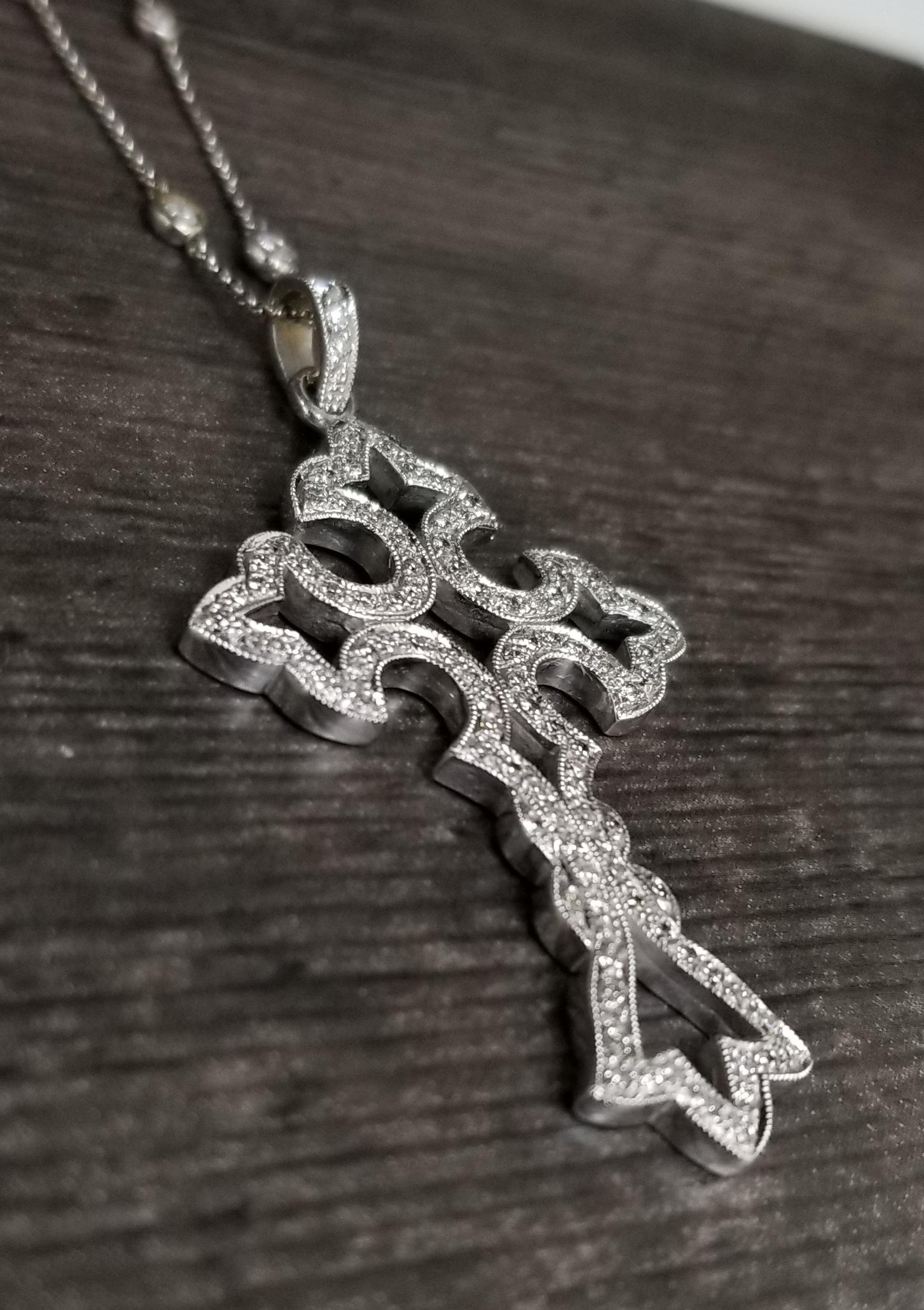 Baroque Croix en or blanc 14 carats et diamants en vente