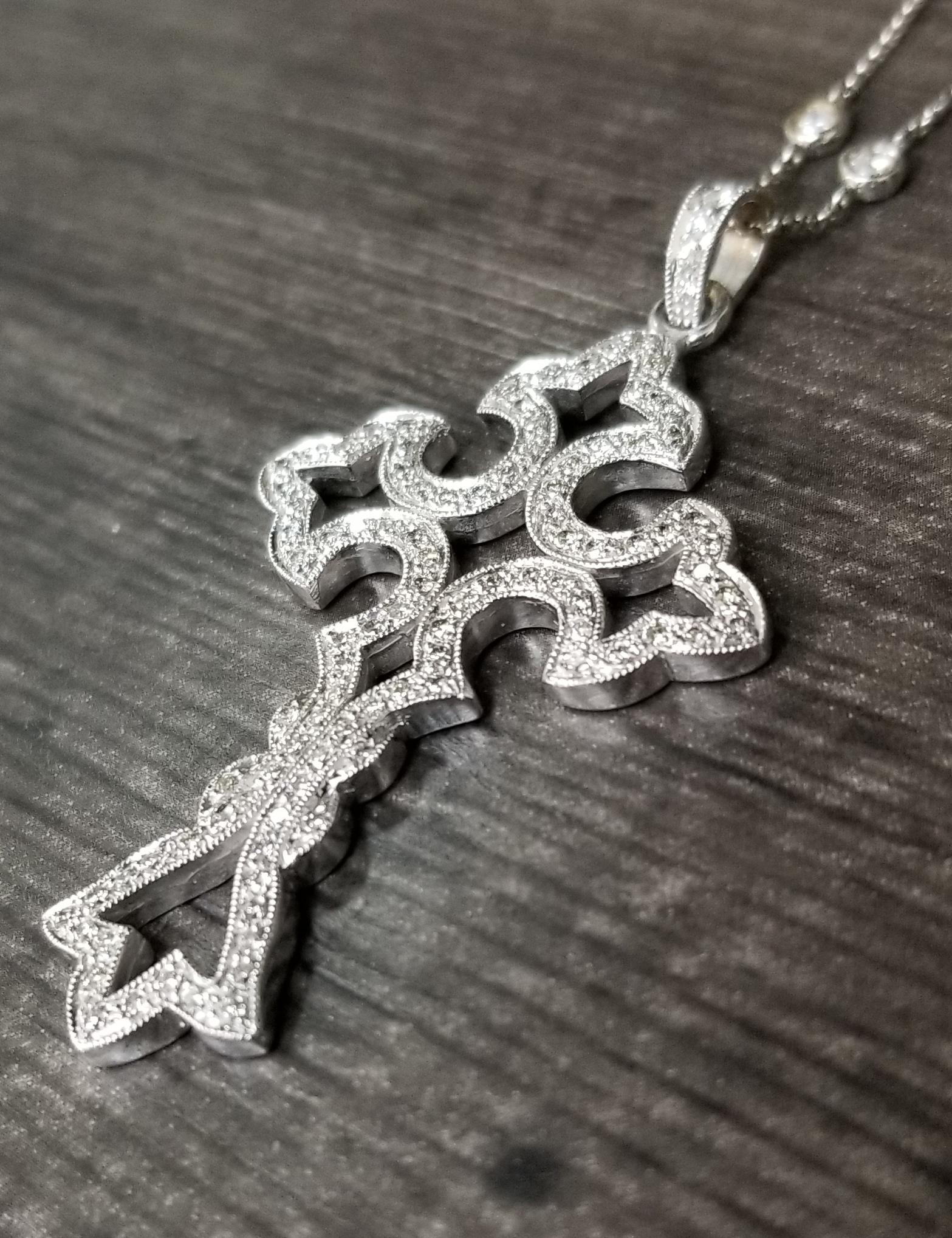 Taille ronde Croix en or blanc 14 carats et diamants en vente