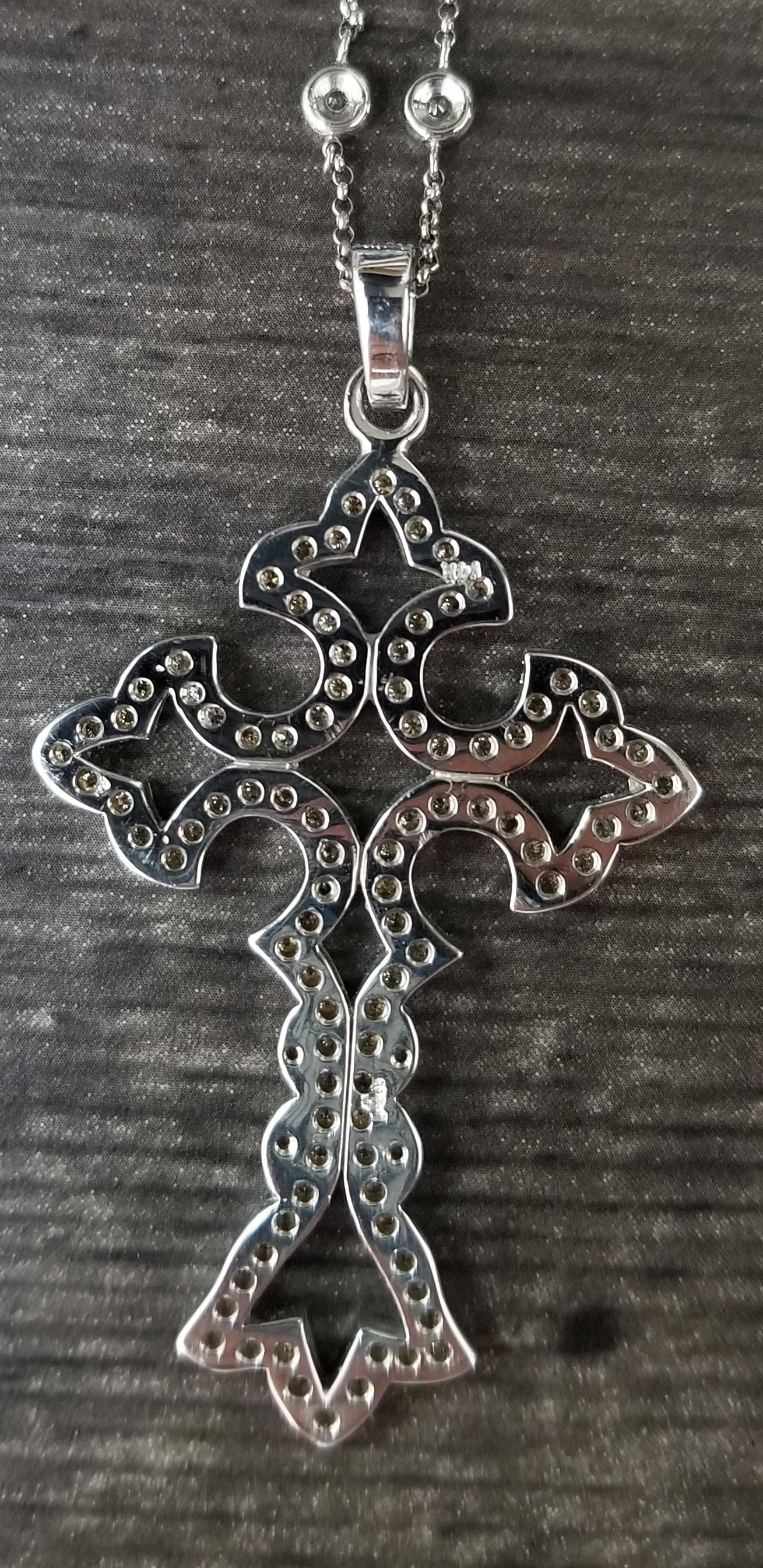 Croce di diamanti in oro bianco 14 carati In condizioni Nuovo in vendita a Los Angeles, CA