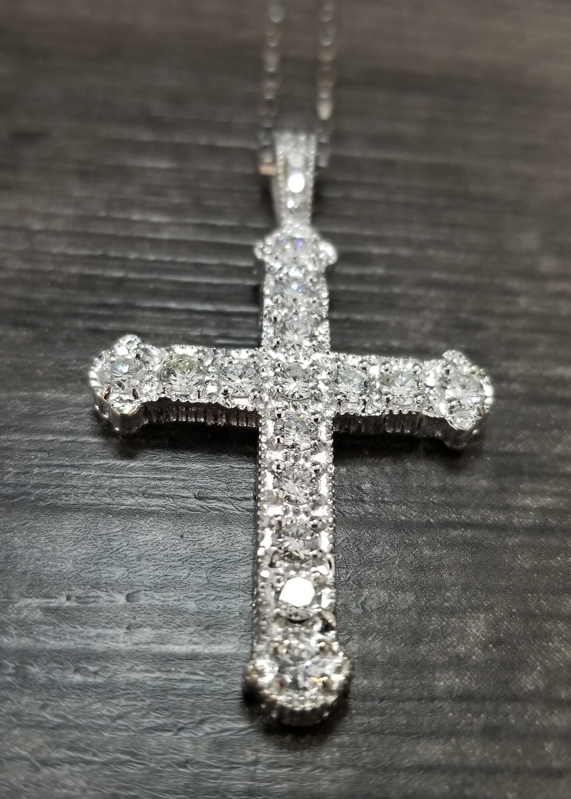 14 Karat White Gold Diamond Cross In New Condition In Los Angeles, CA