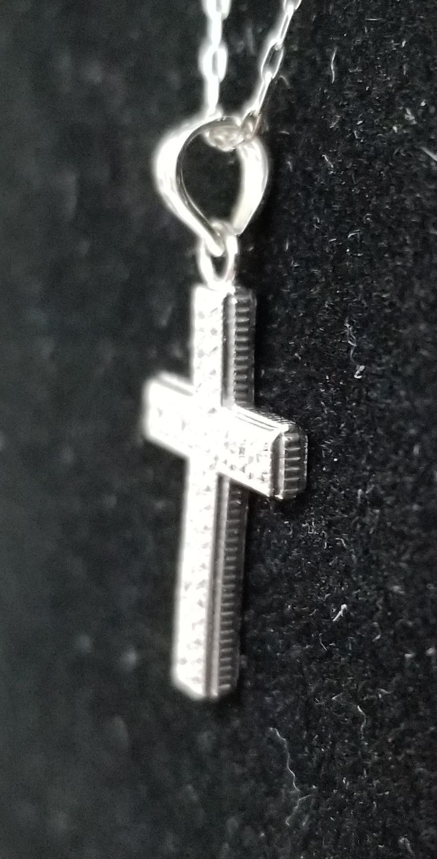 14 Karat White Gold Diamond Cross In New Condition For Sale In Los Angeles, CA