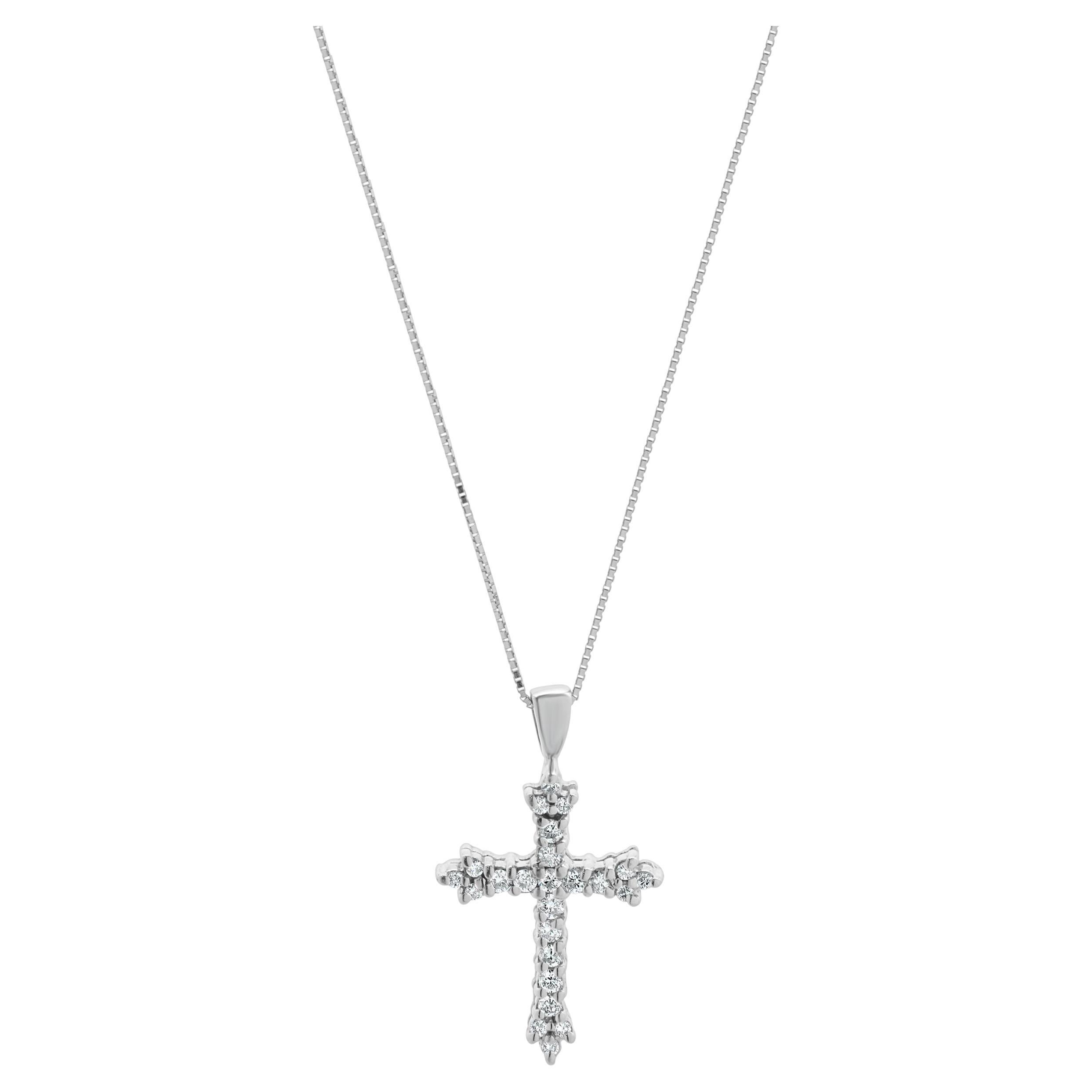 14 Karat White Gold Diamond Cross Necklace en vente