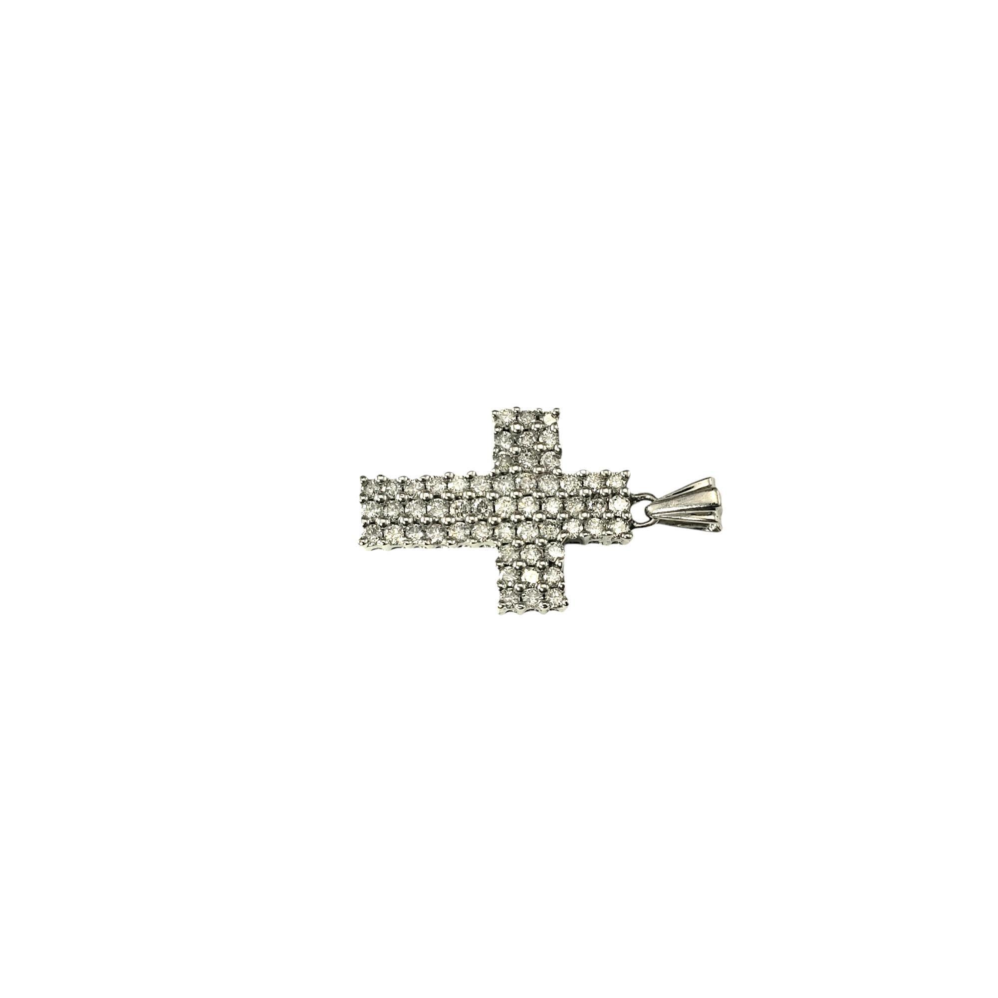 Colgante Cruz de Diamantes de Oro Blanco de 14 Kilates-

Este colgante en forma de cruz de oro blanco de 14 quilates es una radiante expresión de fe y elegancia, adornada con 54 diamantes redondos de talla brillante para un brillo