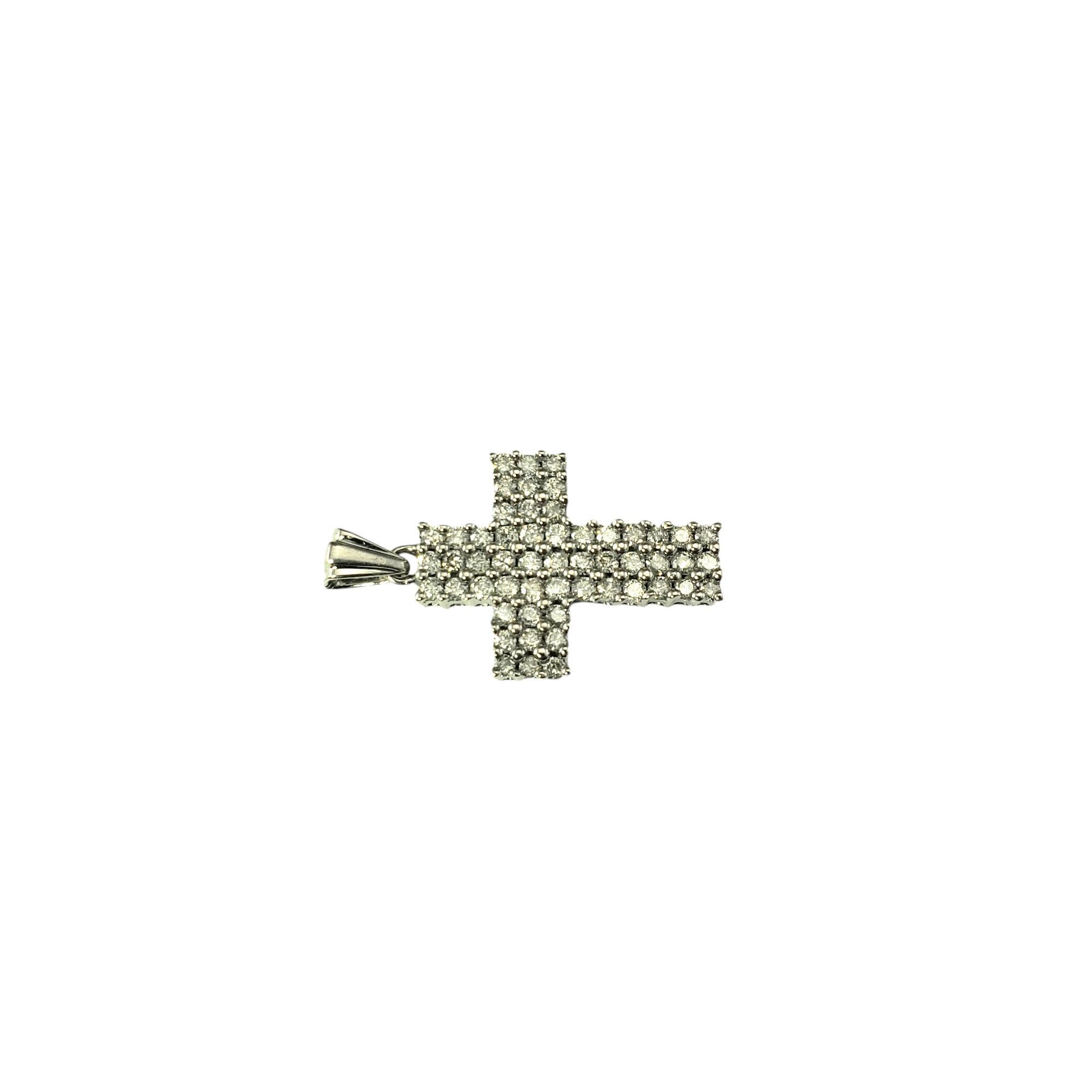 Colgante Cruz de Diamantes de Oro Blanco de 14 Kilates #20758 Corte brillante en venta