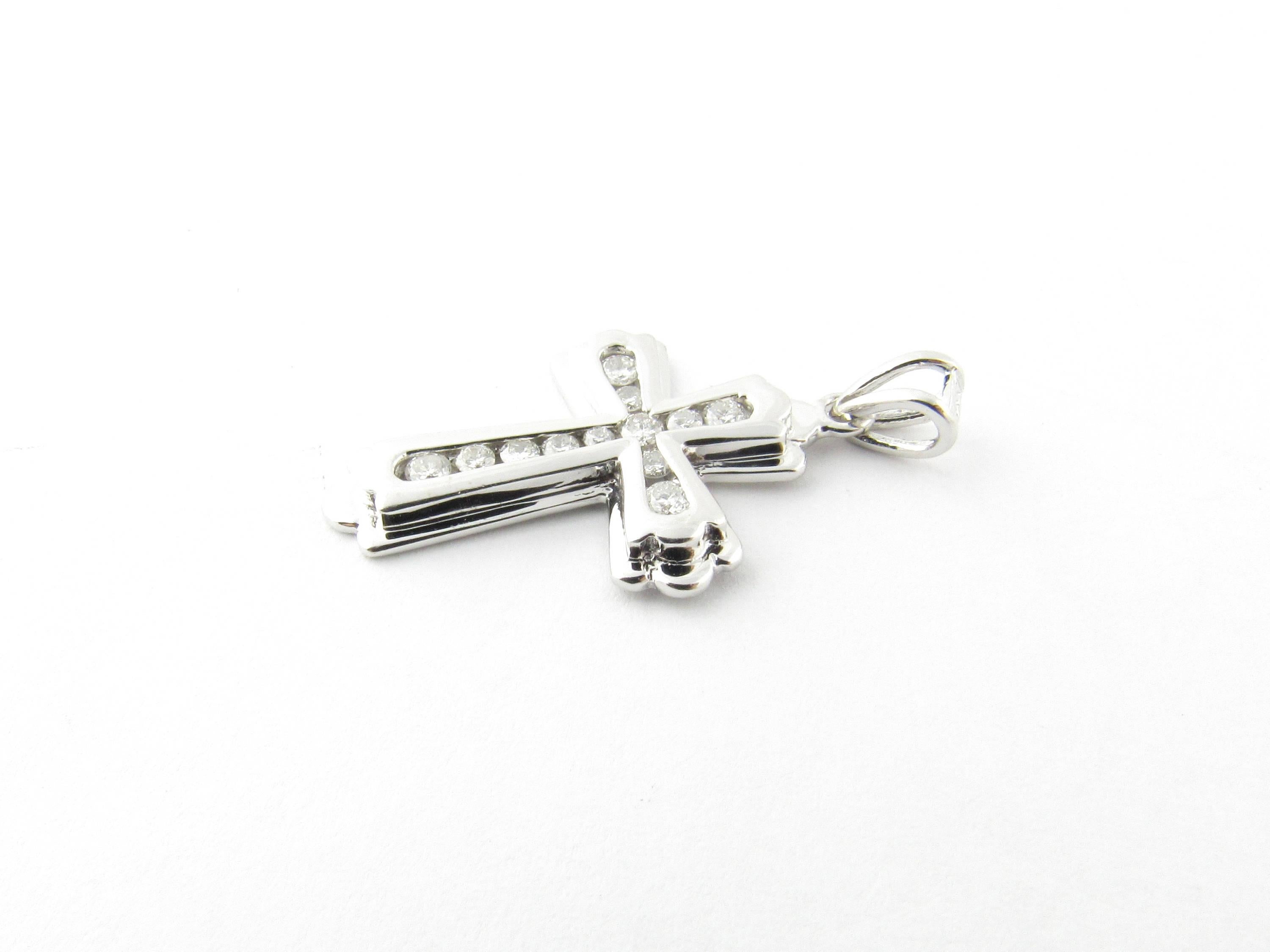 Ciondolo a forma di croce in oro bianco 14 carati - Vintage 14 Karat White Gold Diamond Cross Pendant-

Questo scintillante pendente a forma di croce è caratterizzato da 12 diamanti rotondi taglio brillante incastonati in uno splendido oro