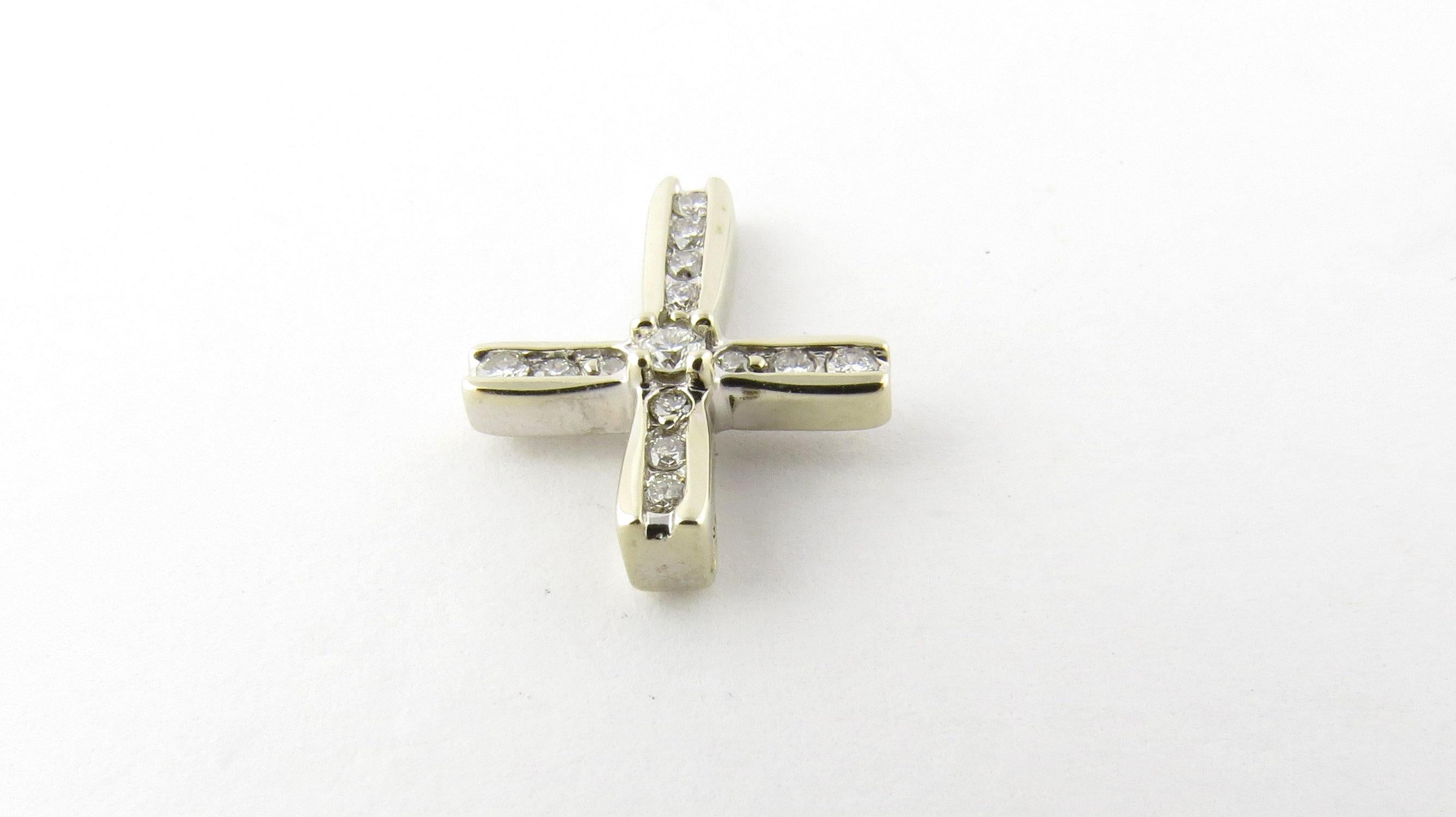 14 Karat White Gold Diamond Cross Pendant In Good Condition In Washington Depot, CT