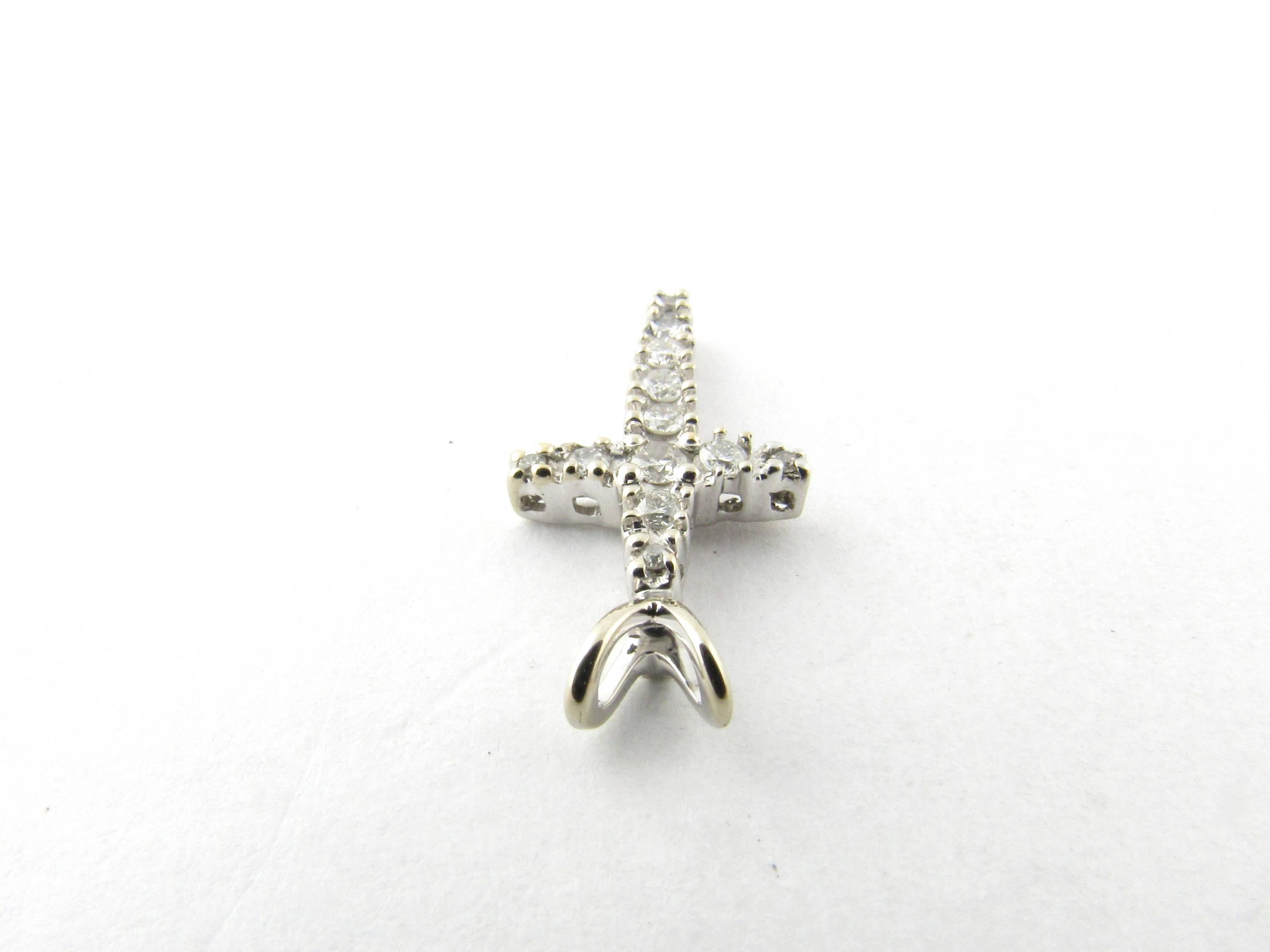 14 Karat White Gold Diamond Cross Pendant In Good Condition For Sale In Washington Depot, CT