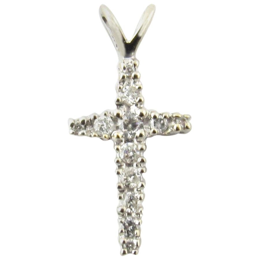 Pendentif croix en or blanc 14 carats et diamants