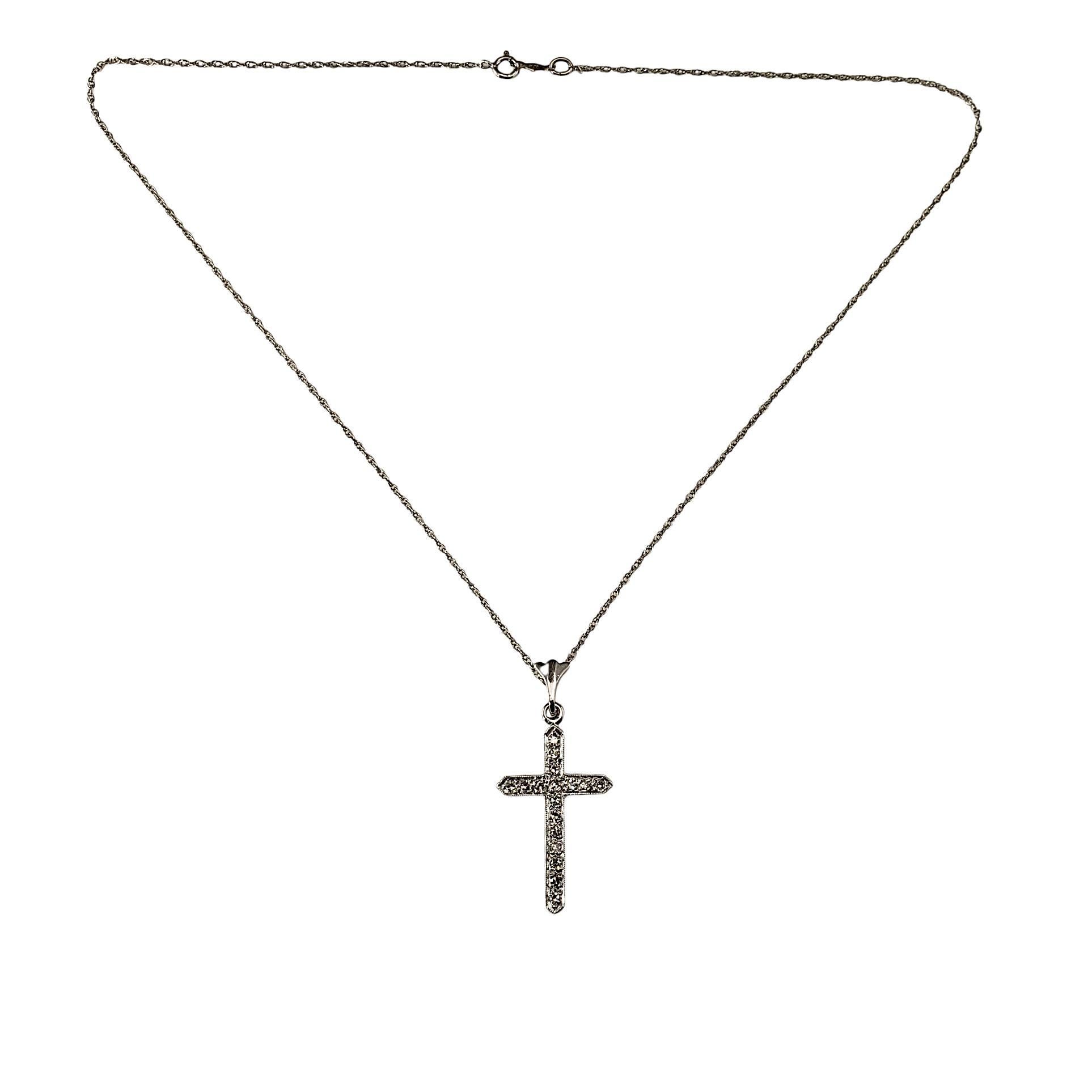 Collana con ciondolo a croce di diamanti in oro bianco 14 carati

Simbolo di fede senza tempo, questo scintillante pendente a forma di croce in oro bianco 14K presenta 17 diamanti rotondi a taglio singolo incastonati nel classico oro bianco 14K ed è