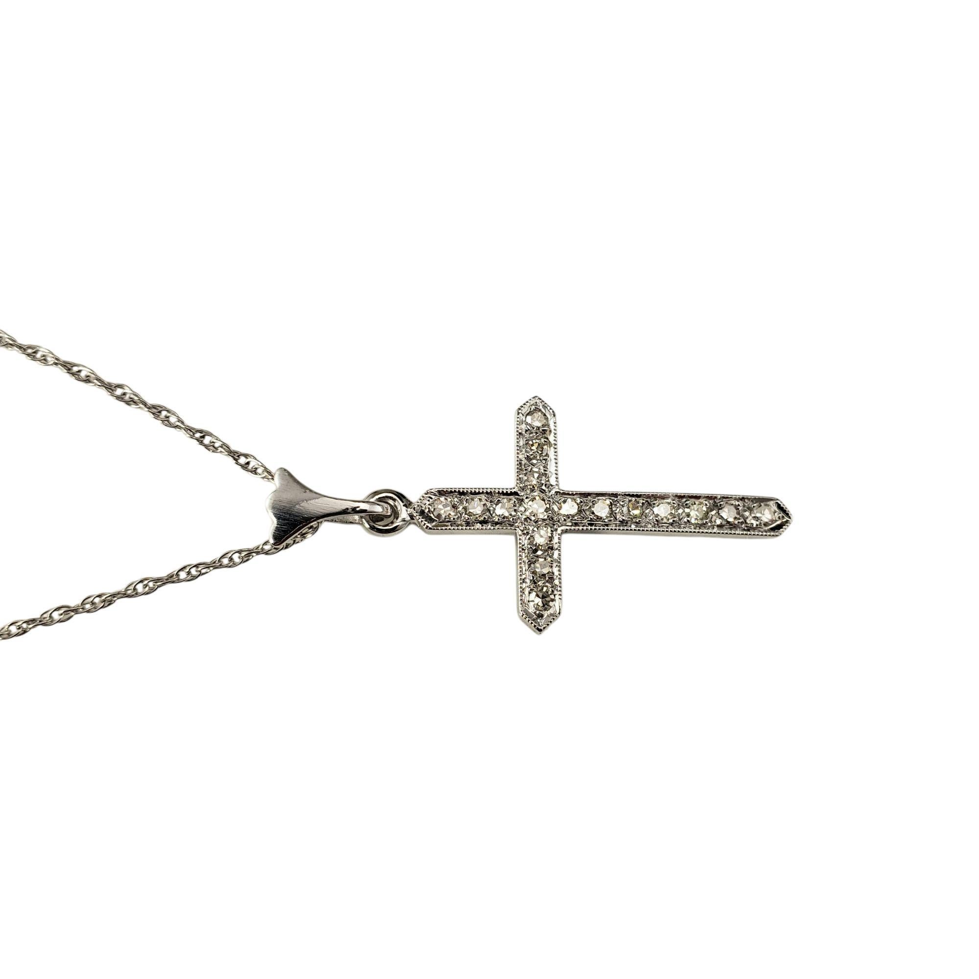 Collana con ciondolo a forma di croce in oro bianco 14 carati #21539 In condizioni buone in vendita a Washington Depot, CT