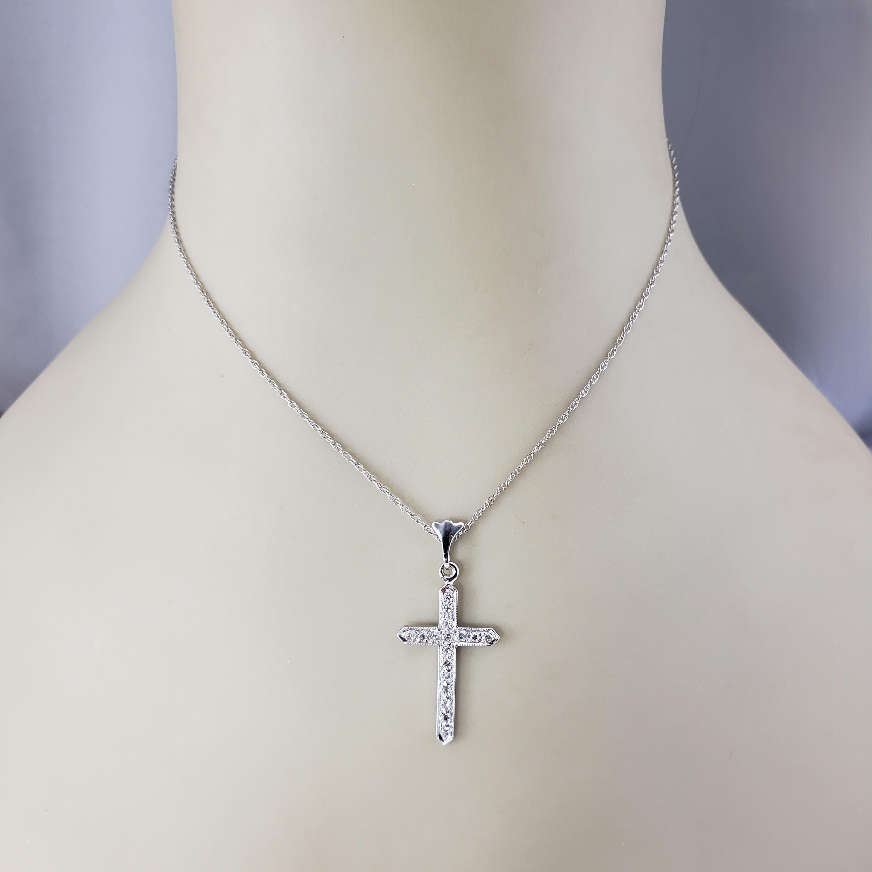 Collana con ciondolo a forma di croce in oro bianco 14 carati #21539 in vendita 2