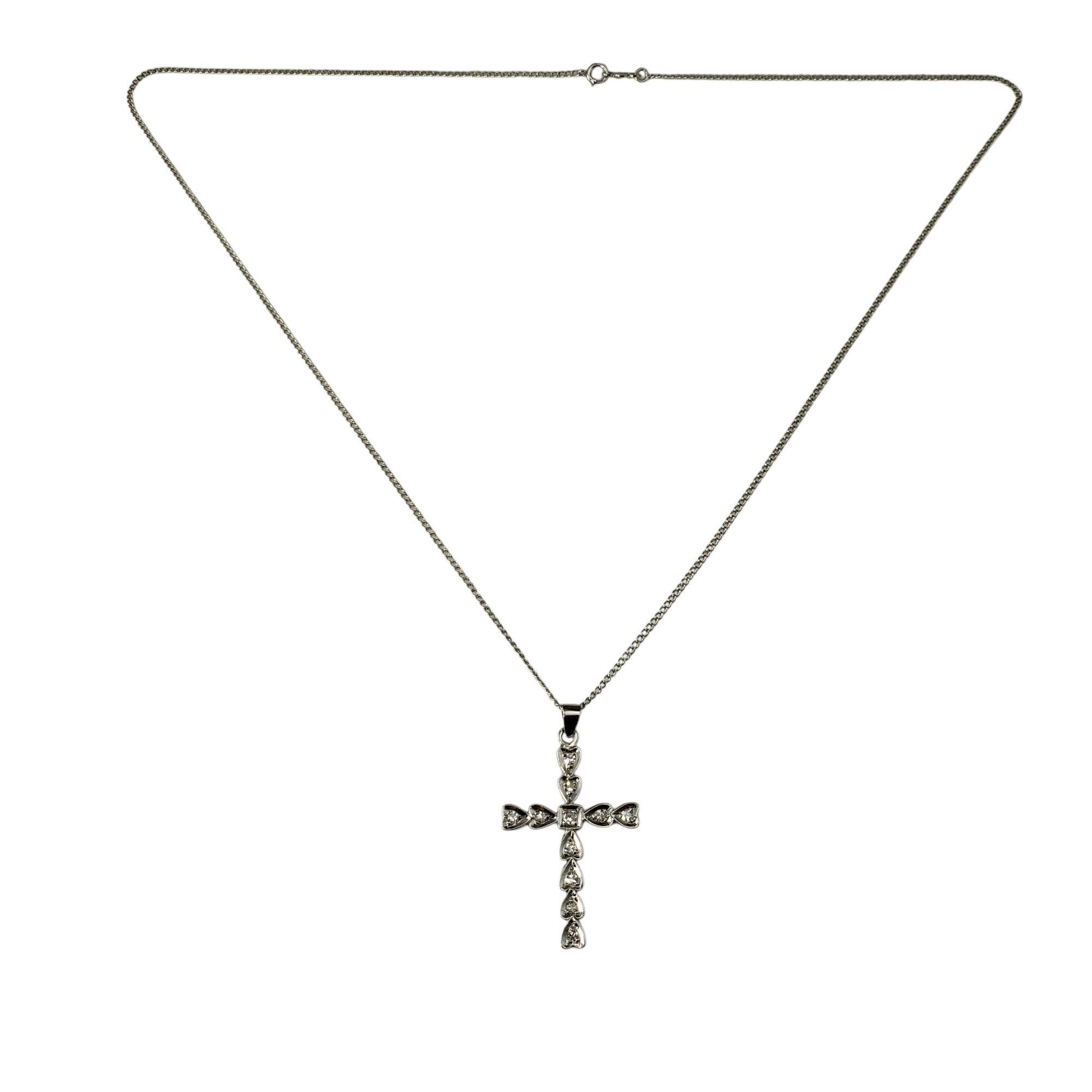 Collana con ciondolo a croce di diamanti in oro bianco 14 carati

Questo scintillante ciondolo a forma di croce è realizzato in oro bianco 14K e ornato da 11 diamanti rotondi a taglio singolo, per offrire un significativo simbolo di fede. Il