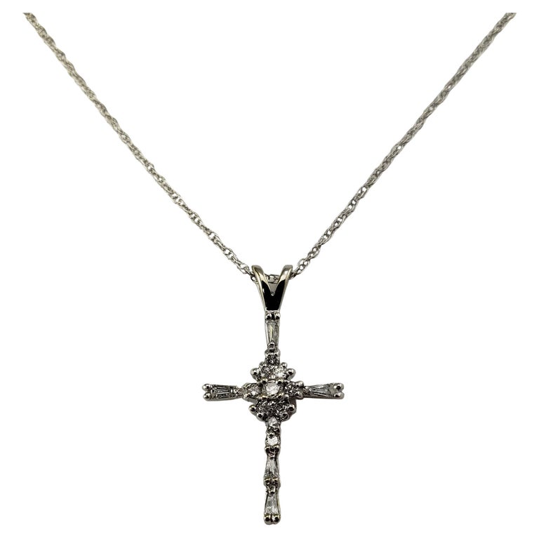 14 Karat White Gold Diamond Cross Pendant Necklace For Sale at 1stDibs