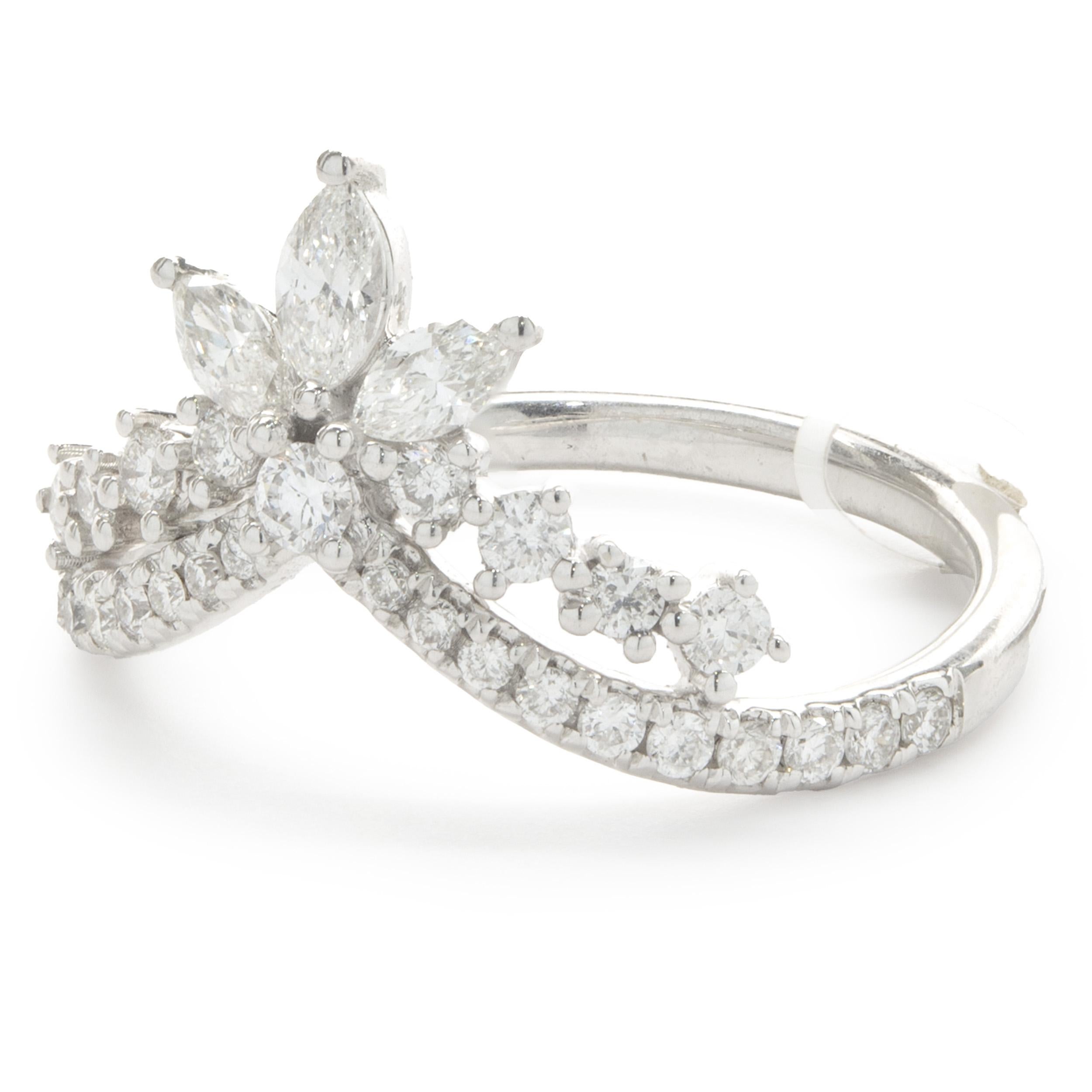 Taglio marquise Fascia con corona di diamanti in oro bianco 14 carati in vendita