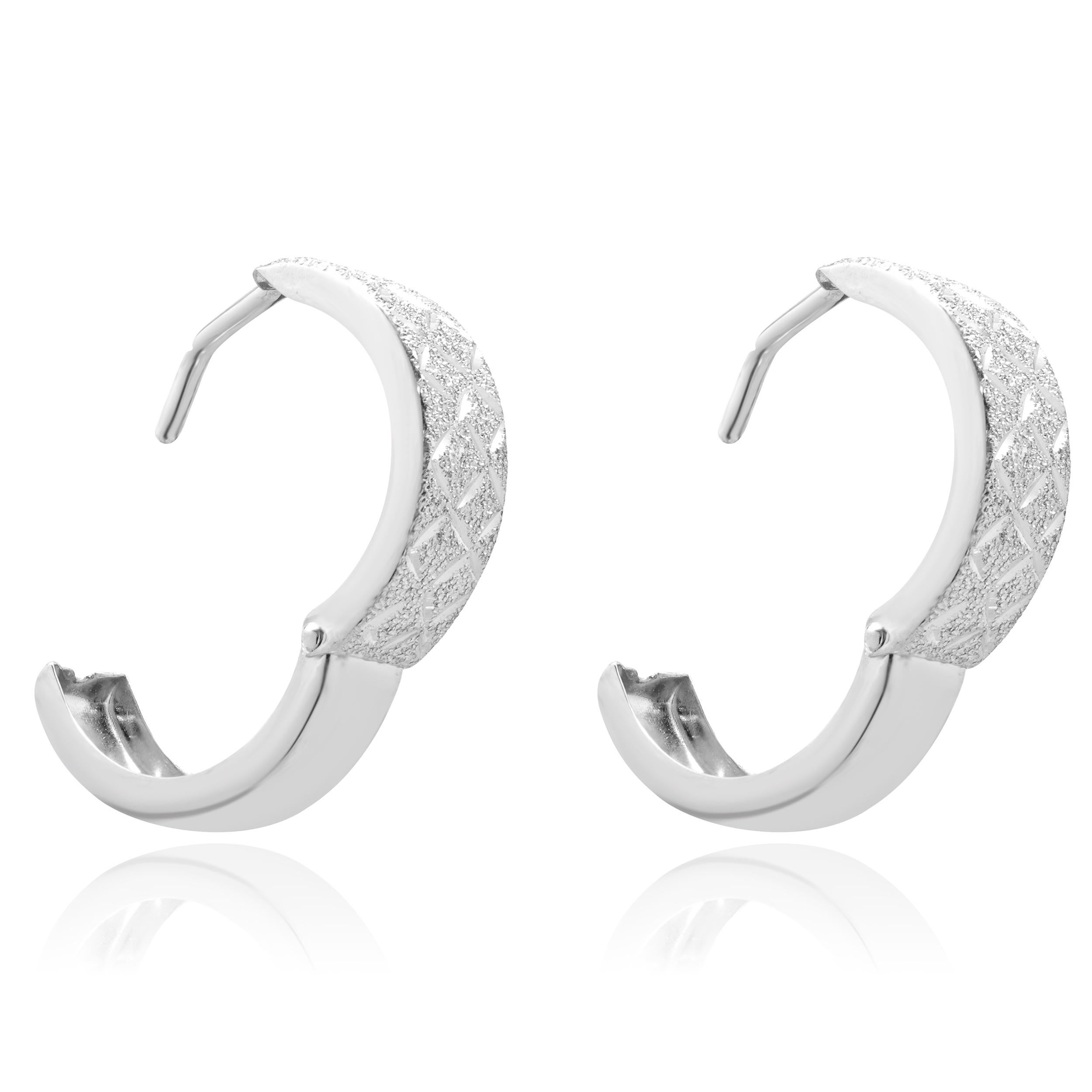 Material: oro blanco de 14 quilates
Dimensiones: los pendientes miden aproximadamente 17 mm de longitud 
Peso: 2.30 gramos
