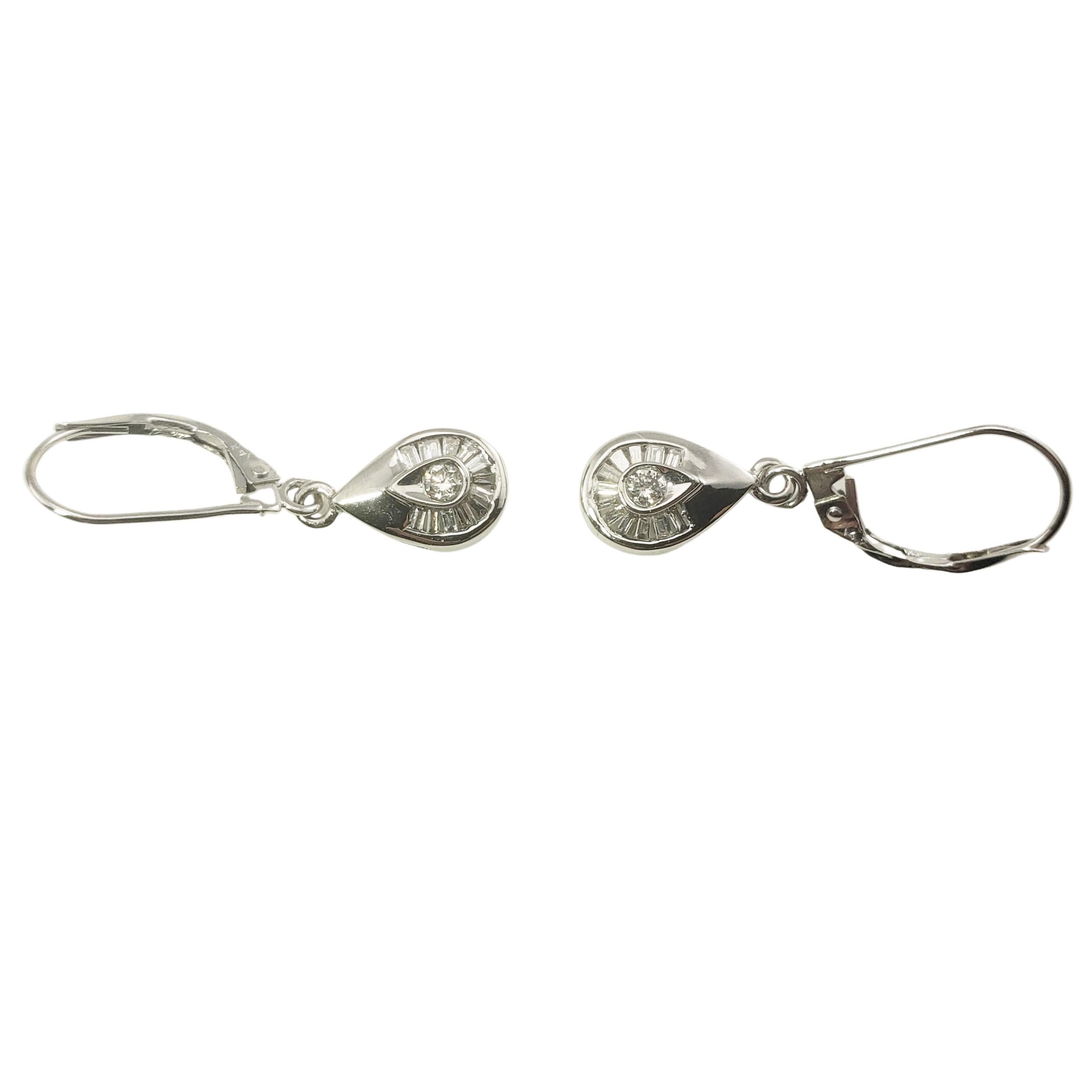 14 Karat White Gold Diamond Dangle Earrings-

These sparkling dangle earrings features 24 baguette diamonds and two round brilliant cut diamonds set in classic 14K white gold.

Matching necklace:  RL-00011861

Approximate total diamond weight:  .30