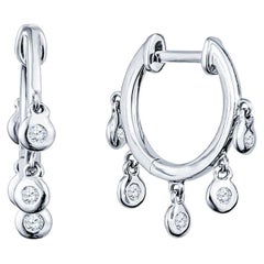 Orecchini Huggie Hoop con diamante pendente in oro bianco 14 carati