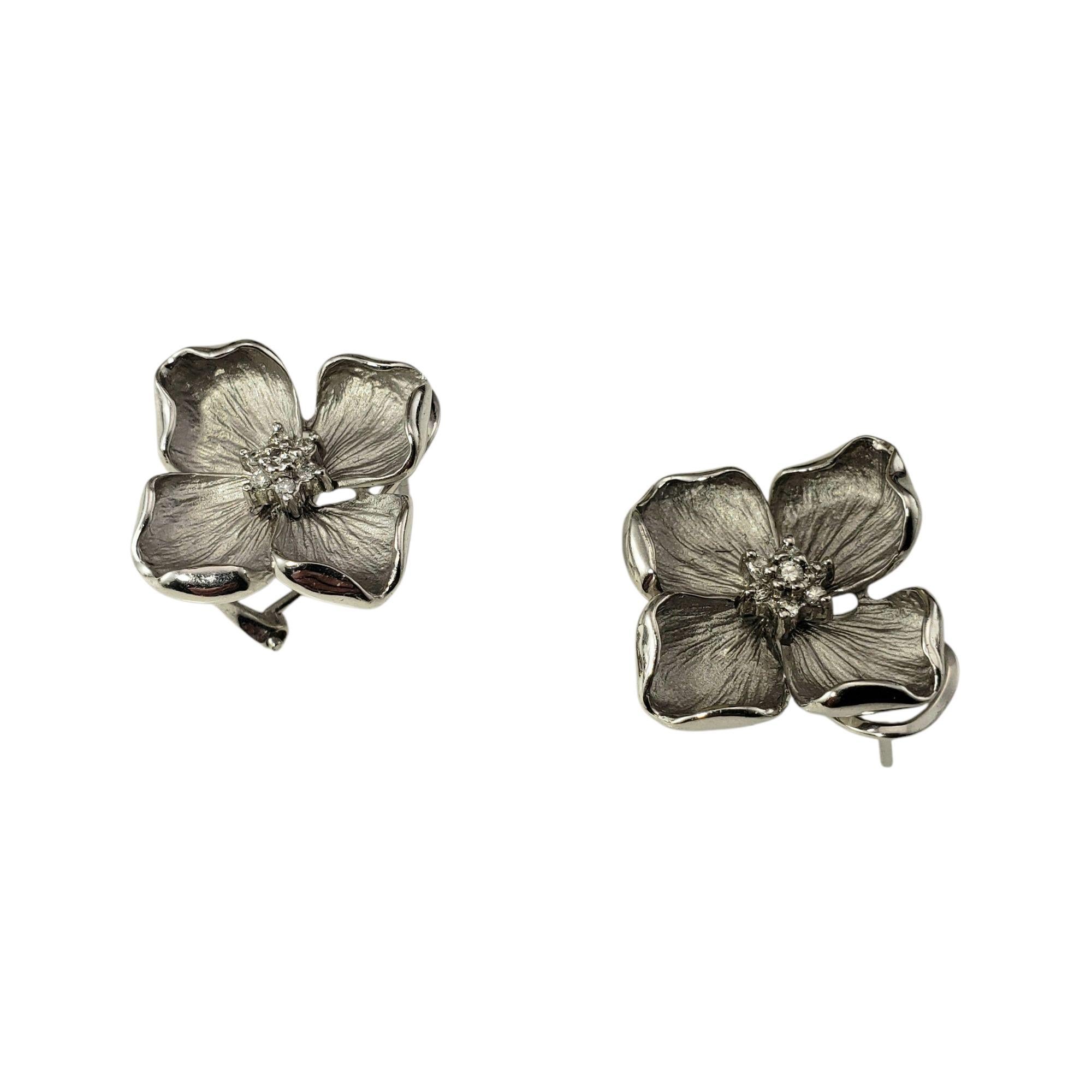 14 Karat White Gold and Diamond Dogwood Flower Earrings-

These graceful dogwood flower earrings are crafted in 14K white gold and each features seven round brilliant cut diamonds at the center of each bloom. Omega back closures.

Approximate total