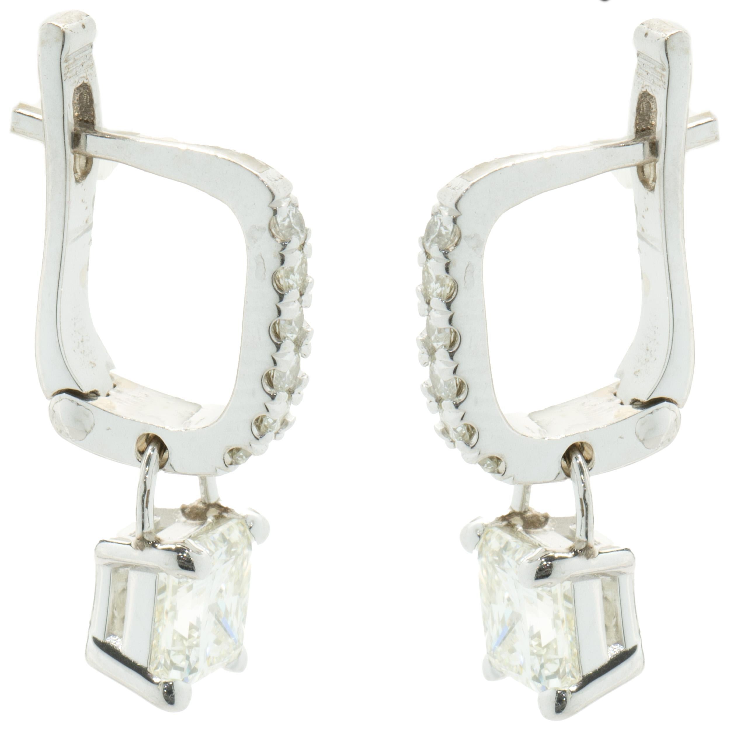 Taille princesse Boucles d'oreilles pendantes en or blanc 14 carats avec diamants en vente