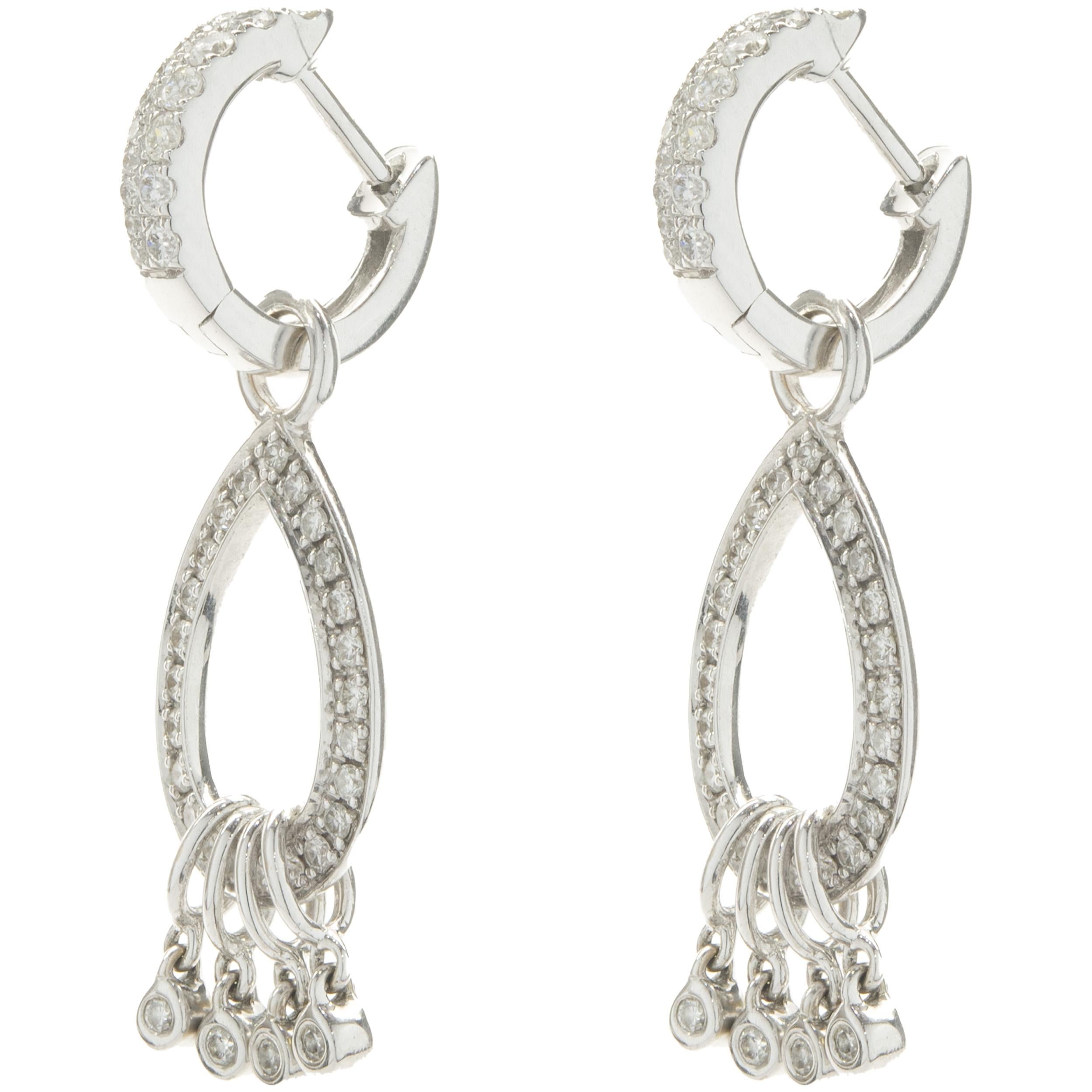 Boucles d'oreilles pendantes en or blanc 14 carats avec diamants Excellent état - En vente à Scottsdale, AZ
