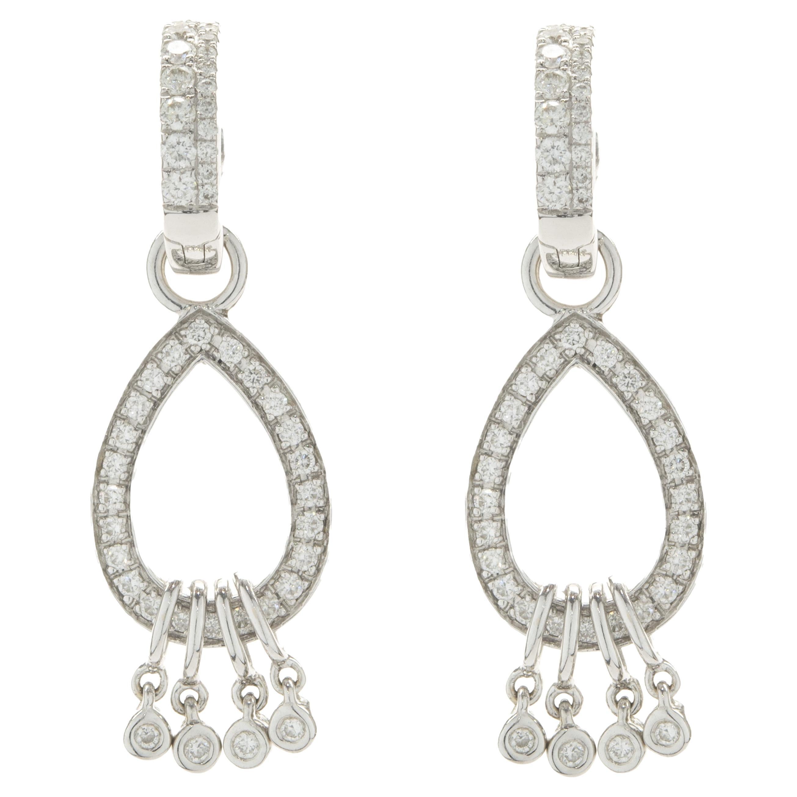Boucles d'oreilles pendantes en or blanc 14 carats avec diamants en vente