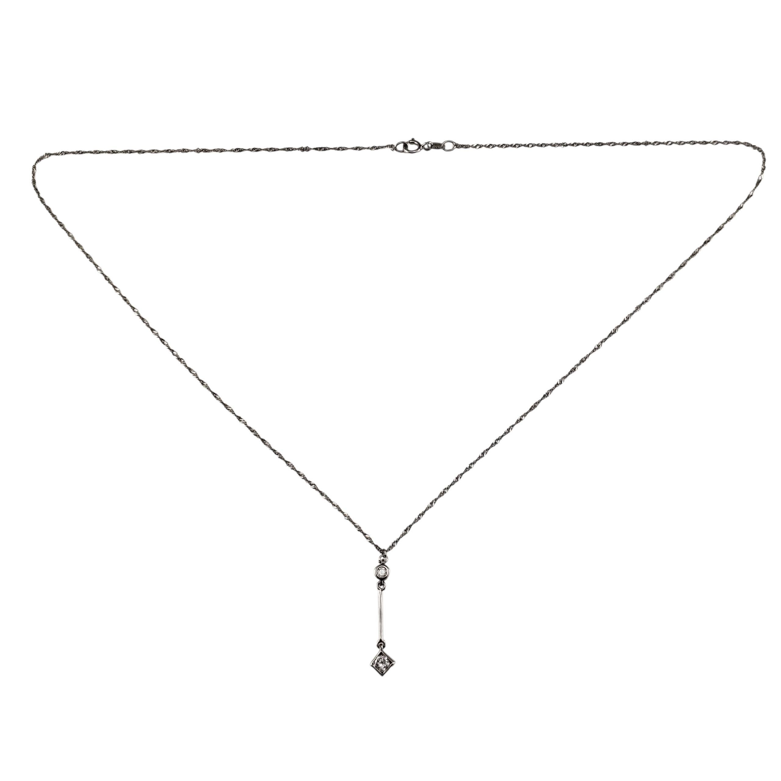 Collana a goccia con diamanti in oro bianco 14K.

Elegante e moderno, questo pendente a barra presenta due diamanti scintillanti incastonati in oro bianco 14K. Sospeso da una delicata catena intrecciata.

Peso totale approssimativo del diamante: .15
