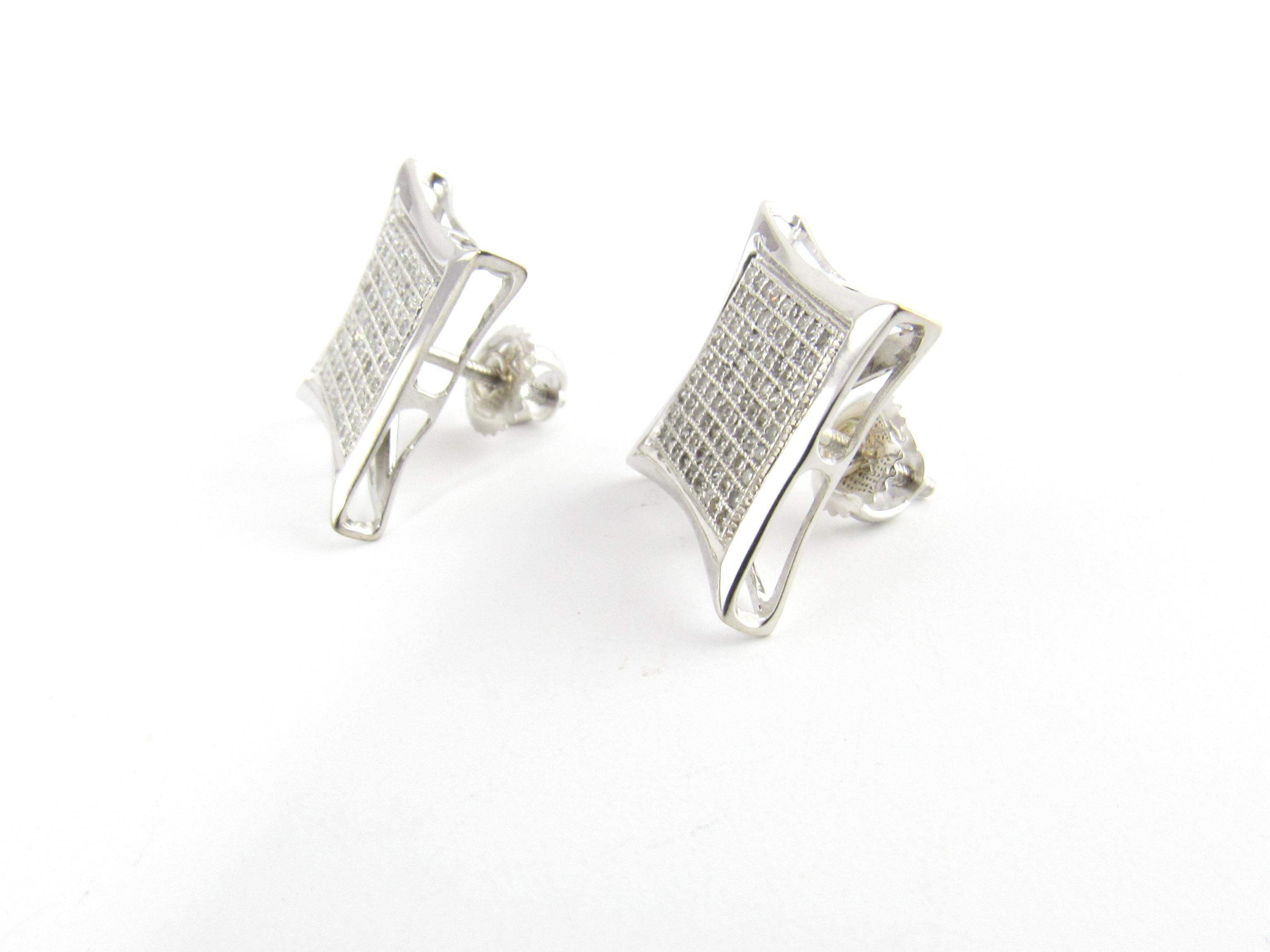 14 Karat White Gold Diamond Earrings-

These sparkling post earrings feature 81 single cut diamonds set in 14K white gold in each.

Approximate total diamond weight: 1.62 cts.

Diamond color: J
Diamond clarity: I1

Size: 15 mm x 15 mm 

Weight: 2.9