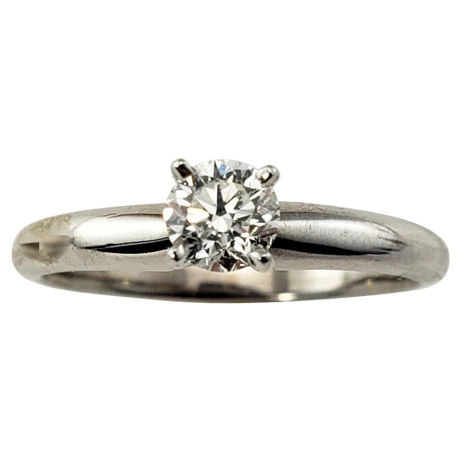 Anillo de compromiso de diamantes de oro blanco de 14 quilates '.30 ct.'