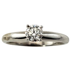 Anillo de compromiso de diamantes de oro blanco de 14 quilates '.30 ct.'