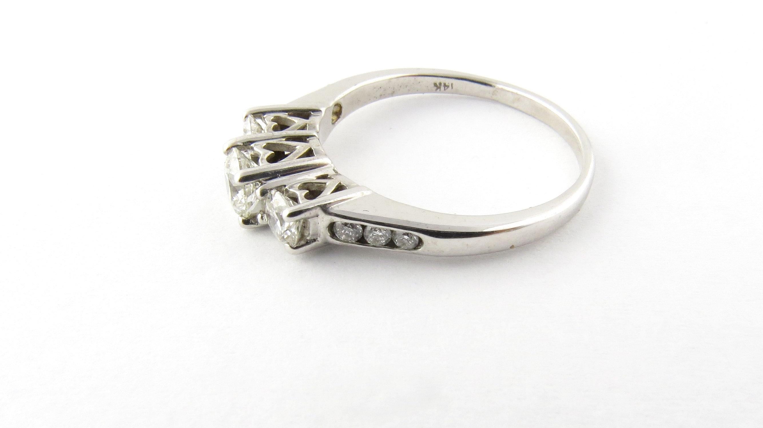 Anello di fidanzamento vintage con diamanti in oro bianco 14 carati misura 7,5- 
Questo anello scintillante presenta tre diamanti rotondi taglio brillante (centro: .37 ct., pietre laterali: .18 ct. ciascuna, pietre della fascia: .06 ct. twt.)