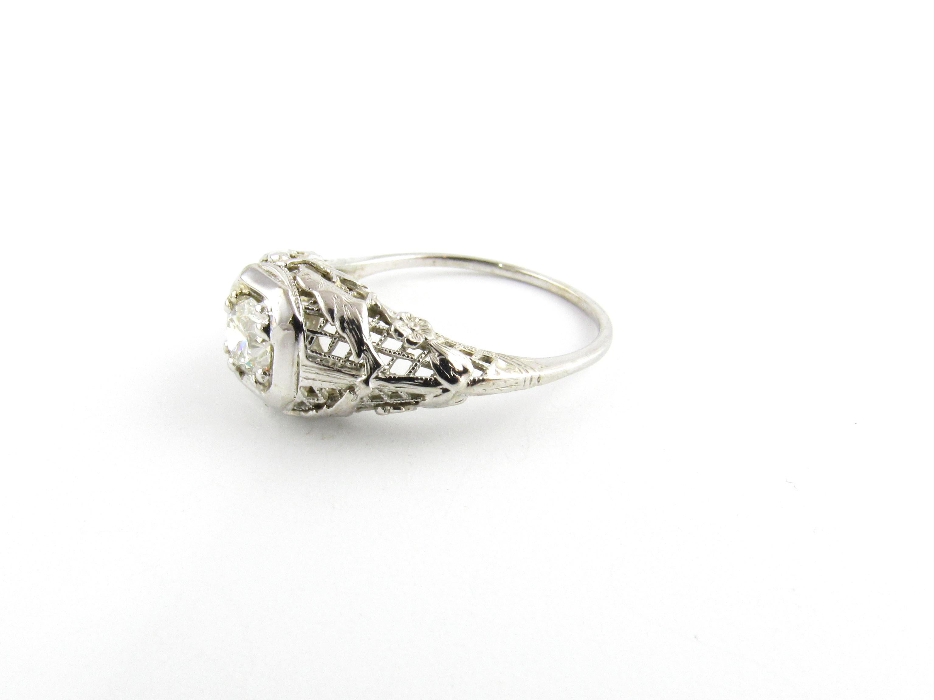 bague de fiançailles en or blanc 14 carats avec diamant Taille 7,5-

Cette bague magnifiquement détaillée présente un diamant rond de taille européenne pesant environ 0,40 ct.
Couleur du diamant : K-L
Clarté du diamant : VS1-VS
Serti dans un délicat
