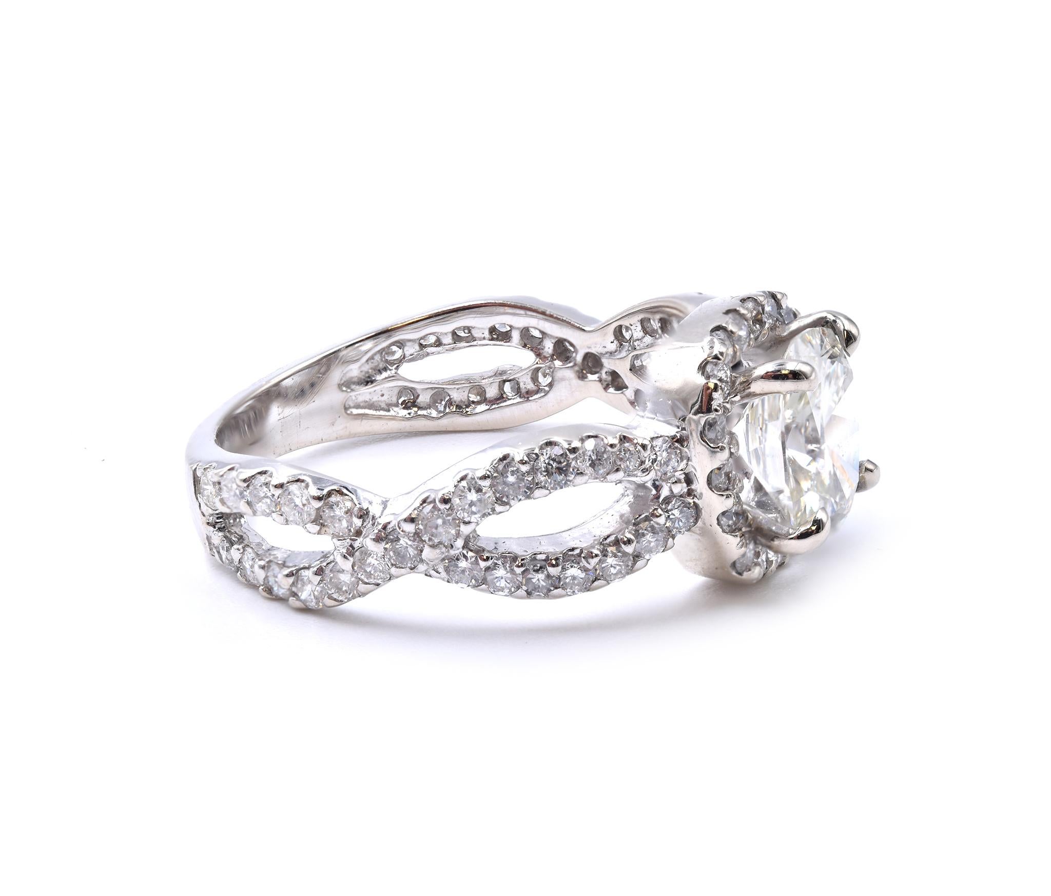 Designer : custom
Matériau : or blanc 14K
Diamant central : 1 coupe coussin = 1,14ct
Couleur : K
Clarté : SI1
Diamant : 70 diamants ronds de taille brillante = .70cttw
Couleur : G
Clarté : SI1
Taille de l'anneau : 6.75 (veuillez prévoir jusqu'à 2