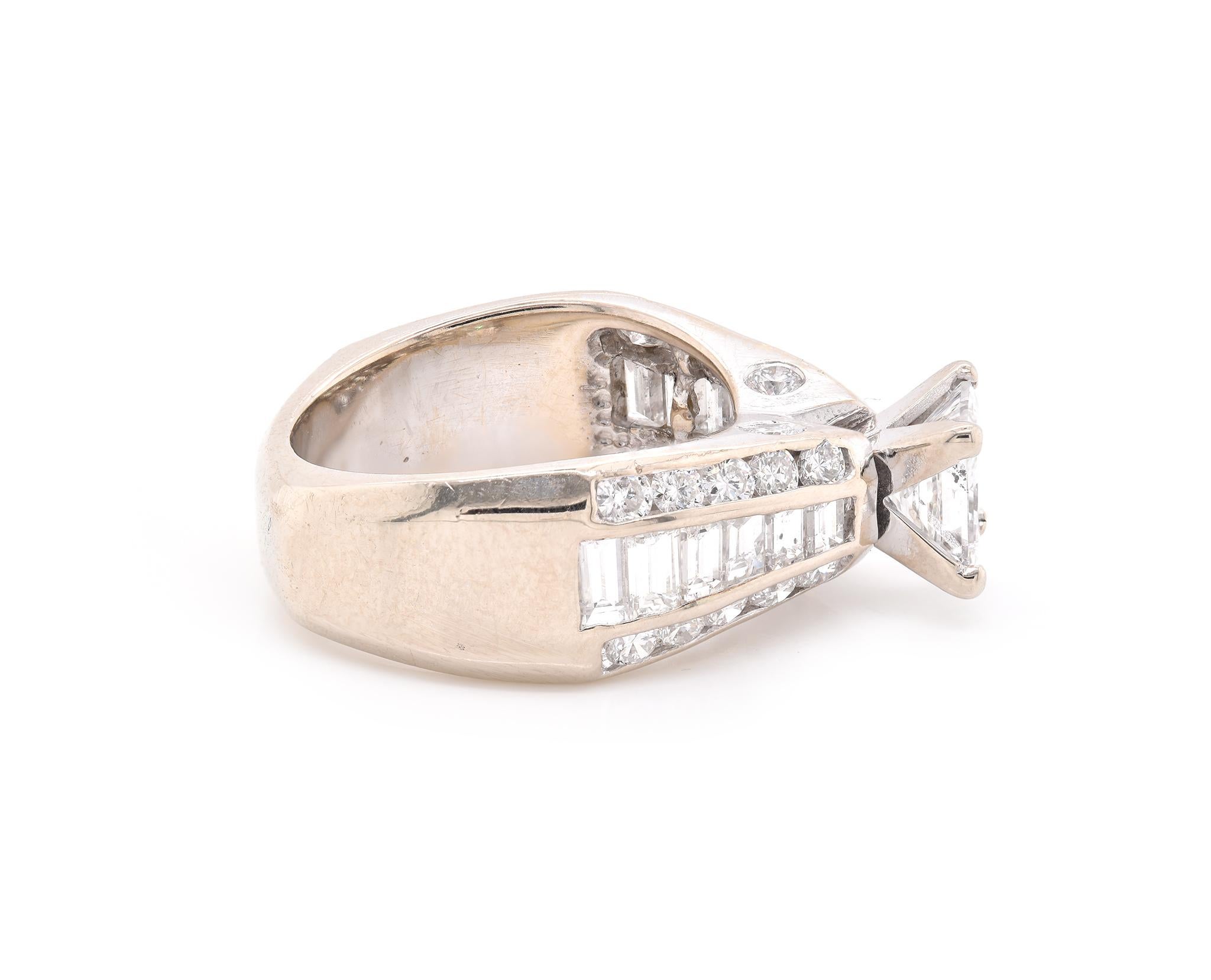 Designer: personalizzato
Materiale: oro bianco 14 carati
Diamante: 1 taglio princess = 1,16ct
Colore: H
Chiarezza: SI2 
Diamante: 12 tagli a baguette = 1,20cttw
Colore: G
Chiarezza: SI1
Diamante: 24 tagli tondi brillanti = .50cttw
Colore: